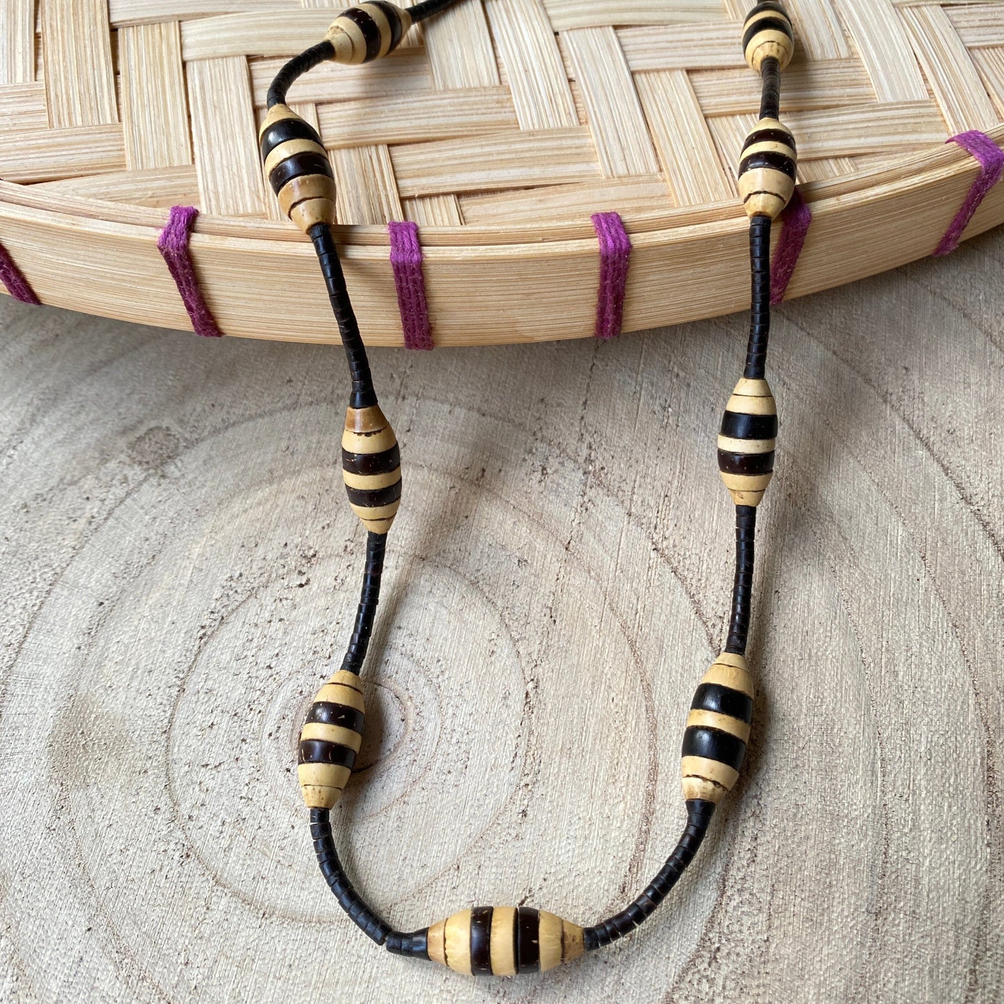 Collier de graines naturelles de jarina et tucumã - Ethnie Rikbaktsa Collier Ethnie Rikbaktsa, localisée au centre ouest du Brésil 