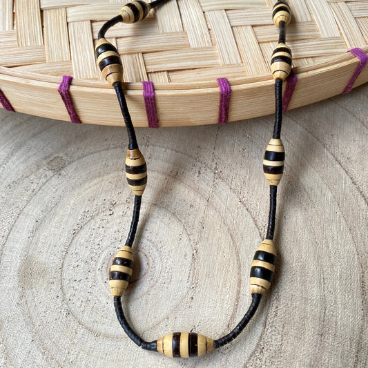 Collier de graines naturelles de jarina et tucumã - Ethnie Rikbaktsa Collier Ethnie Rikbaktsa, localisée au centre ouest du Brésil 