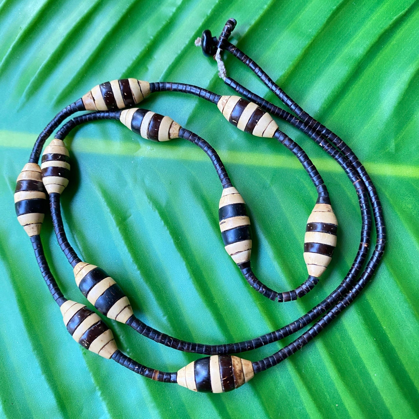 Collier de graines naturelles de jarina et tucumã - Ethnie Rikbaktsa Collier Ethnie Rikbaktsa, localisée au centre ouest du Brésil 