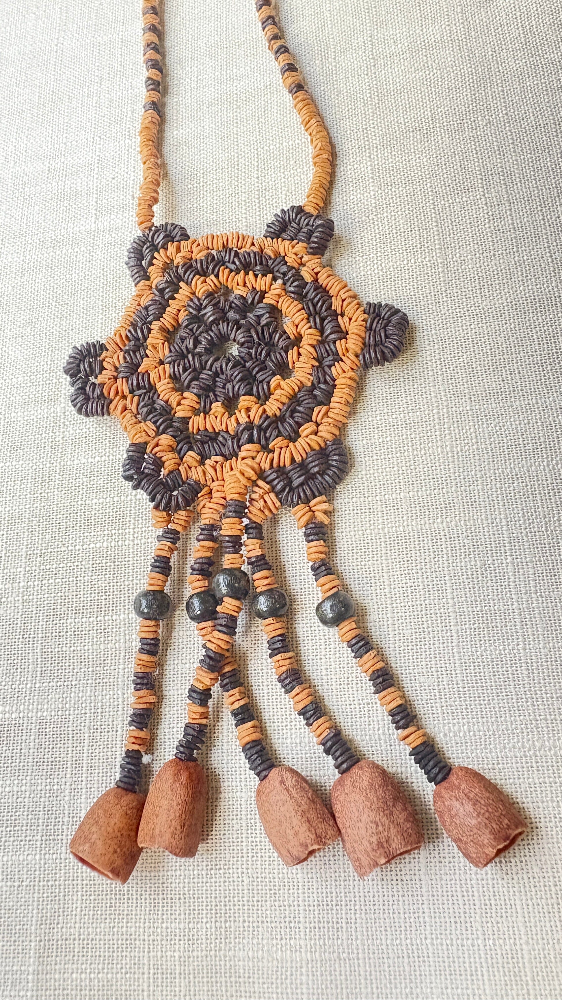 Collier de graines naturelles de morototo - pendentif mandala - Ethnie Katuena Collier Ethnie Katuena, localisée dans les états de l' Amazonas, Pará et Roraima dans le Nord du Brésil. 