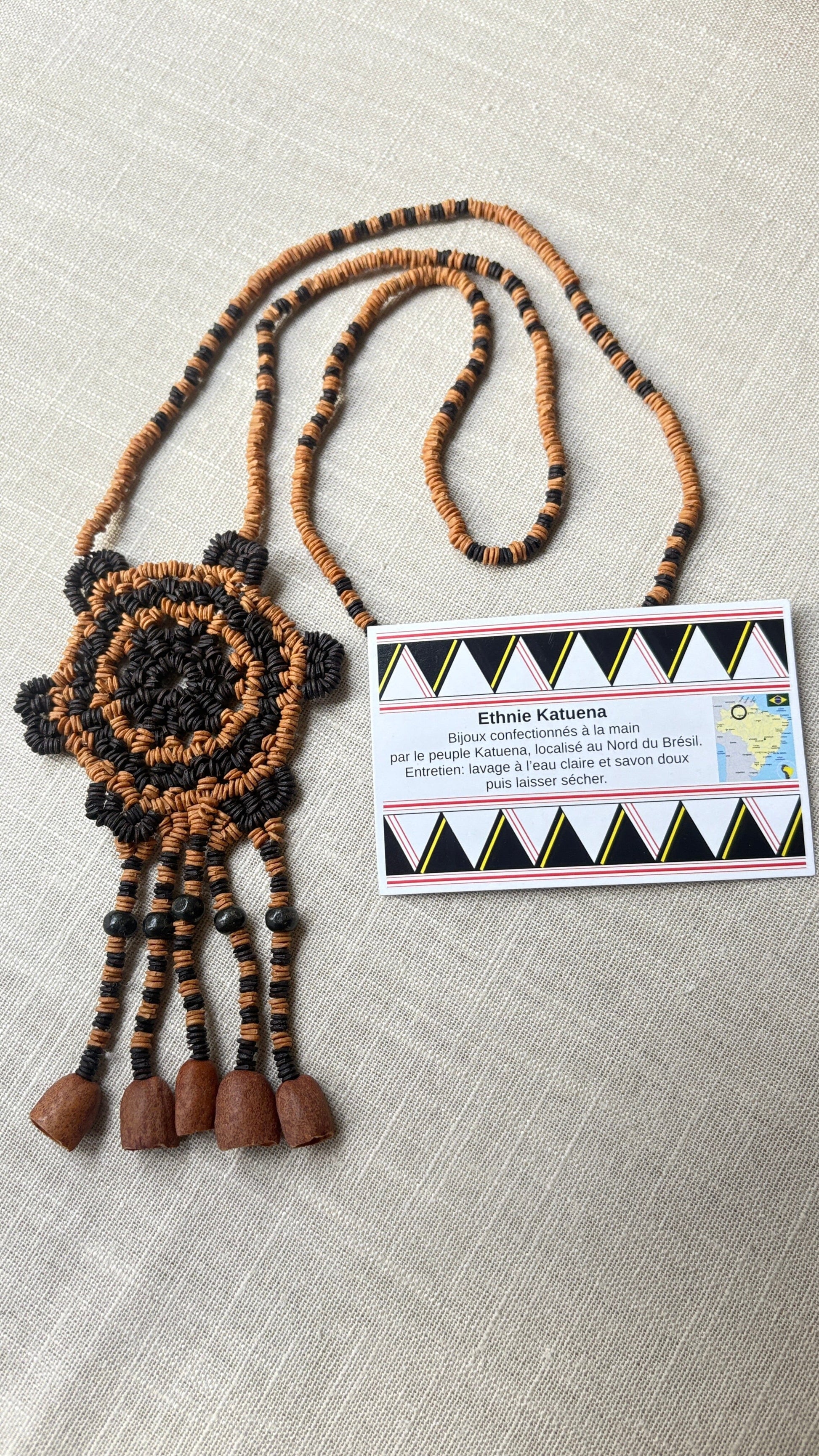 Collier de graines naturelles de morototo - pendentif mandala - Ethnie Katuena Collier Ethnie Katuena, localisée dans les états de l' Amazonas, Pará et Roraima dans le Nord du Brésil. 