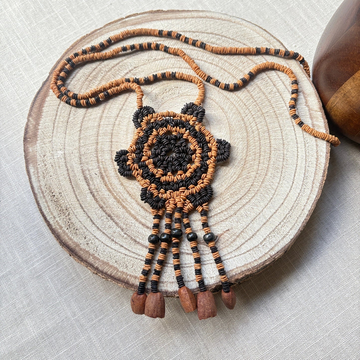 Collier de graines naturelles de morototo - pendentif mandala - Ethnie Katuena Collier Ethnie Katuena, localisée dans les états de l' Amazonas, Pará et Roraima dans le Nord du Brésil. 