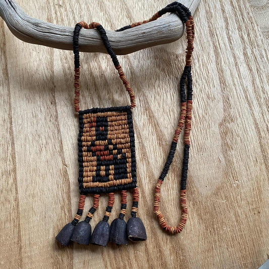 Collier de graines naturelles de morototo - pendentif rectangulaire - Ethnie Katuena Collier Ethnie Katuena, localisée dans les états de l' Amazonas, Pará et Roraima dans le Nord du Brésil. 