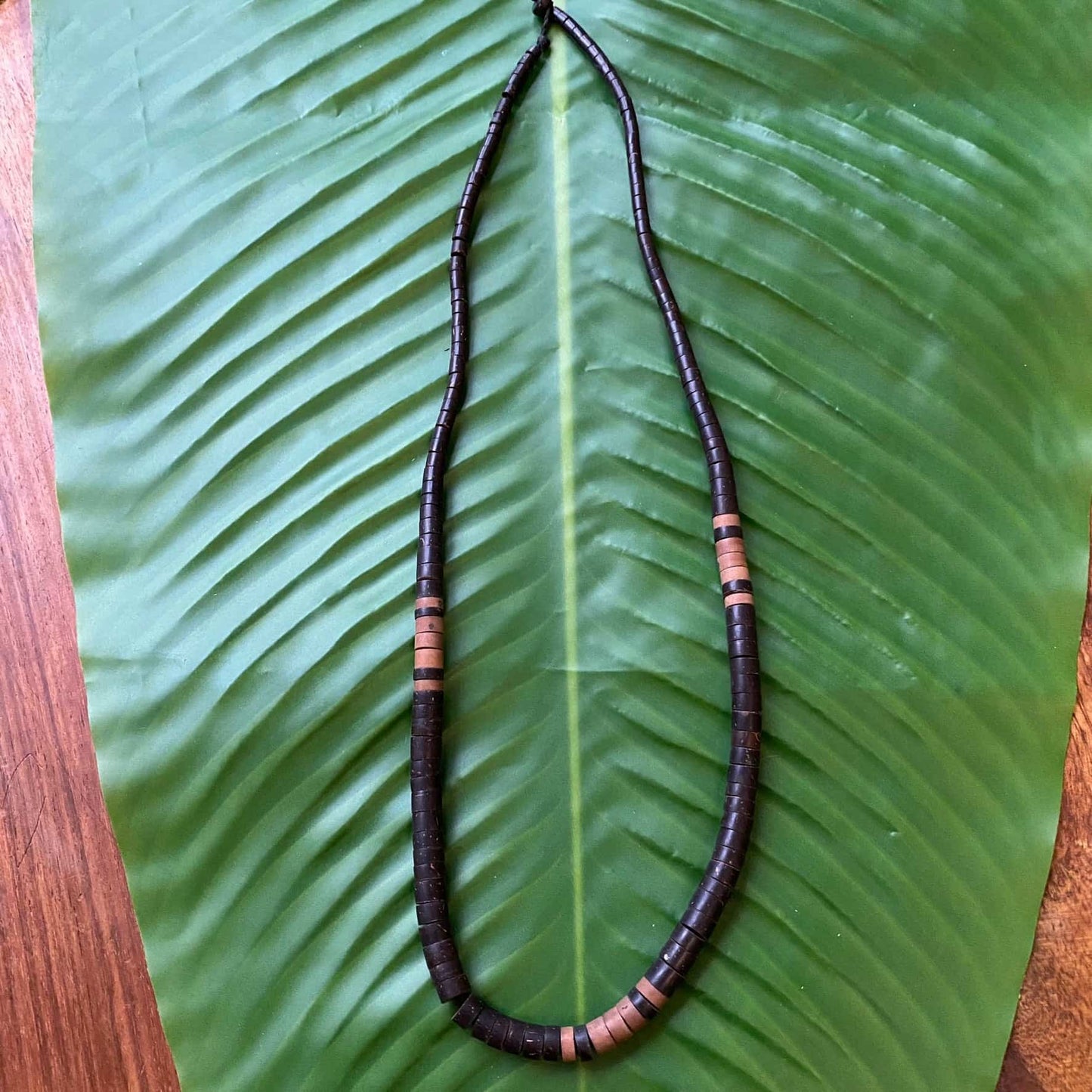 Collier de graines naturelles de tucumã - marron - Ethnie Apurina Collier Ethnie Apurina, localisée dans l' état de l' Amazonas au Nord du Brésil. 