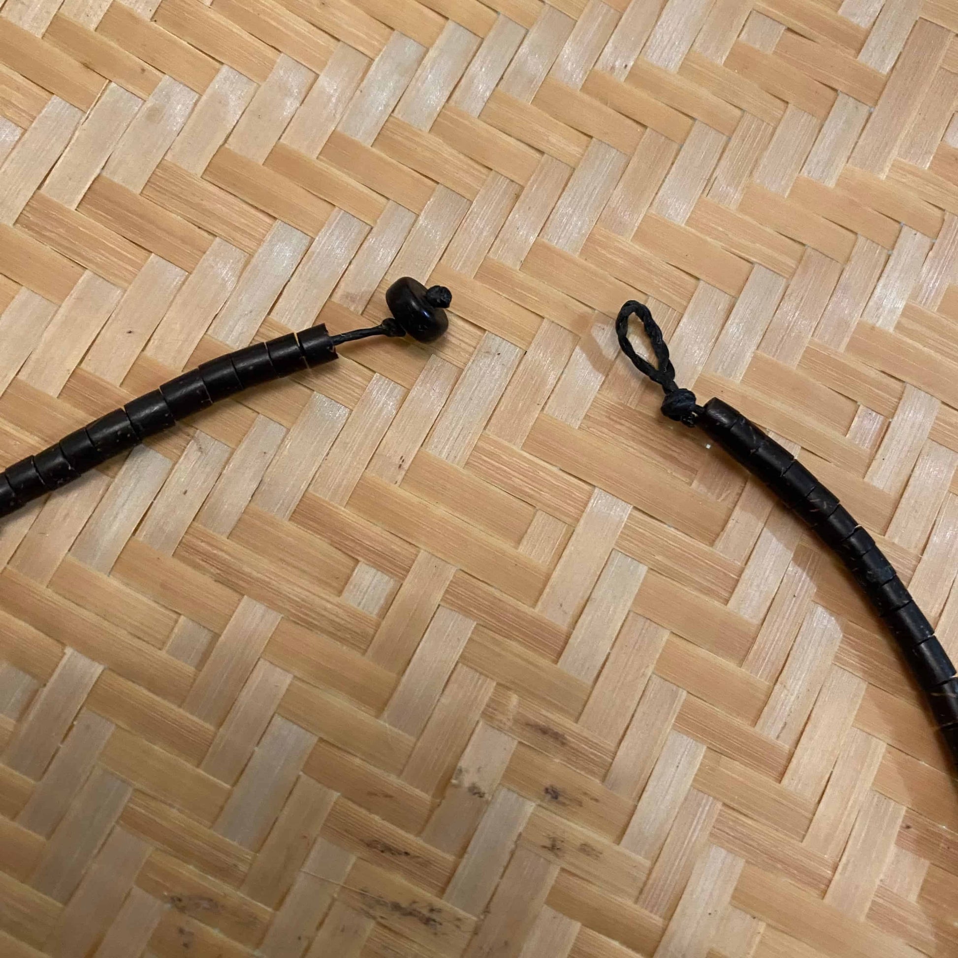 Collier de graines naturelles de tucumã - marron - Ethnie Apurina Collier Ethnie Apurina, localisée dans l' état de l' Amazonas au Nord du Brésil. 