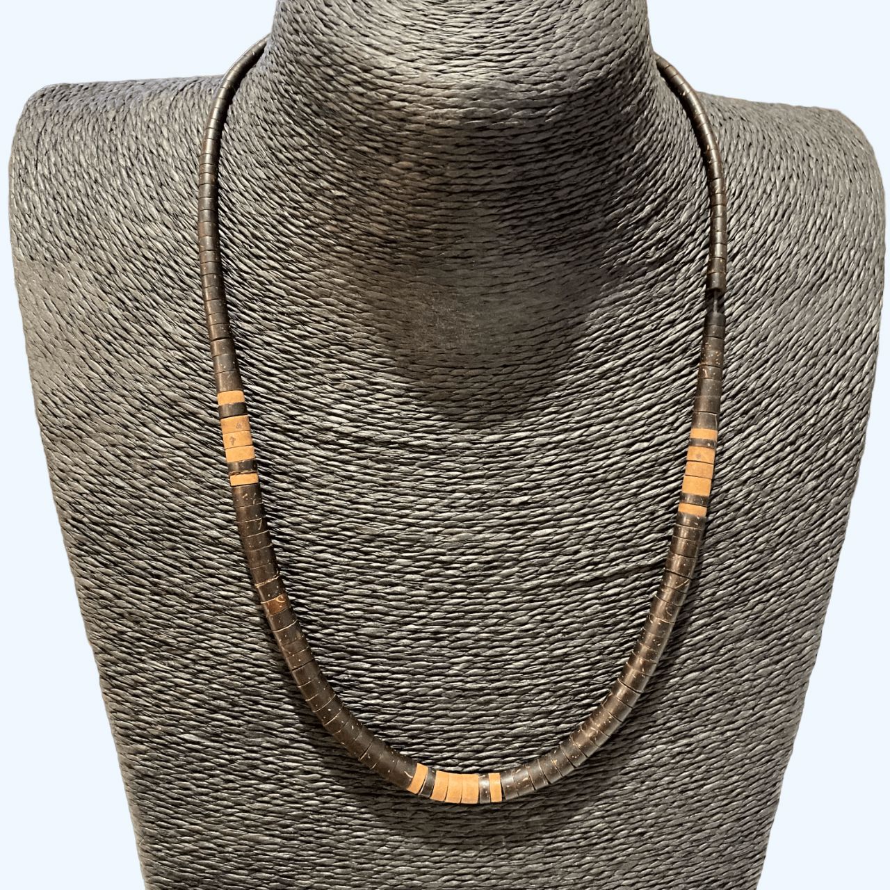 Collier de graines naturelles de tucumã - marron - Ethnie Apurina Collier Ethnie Apurina, localisée dans l' état de l' Amazonas au Nord du Brésil. 