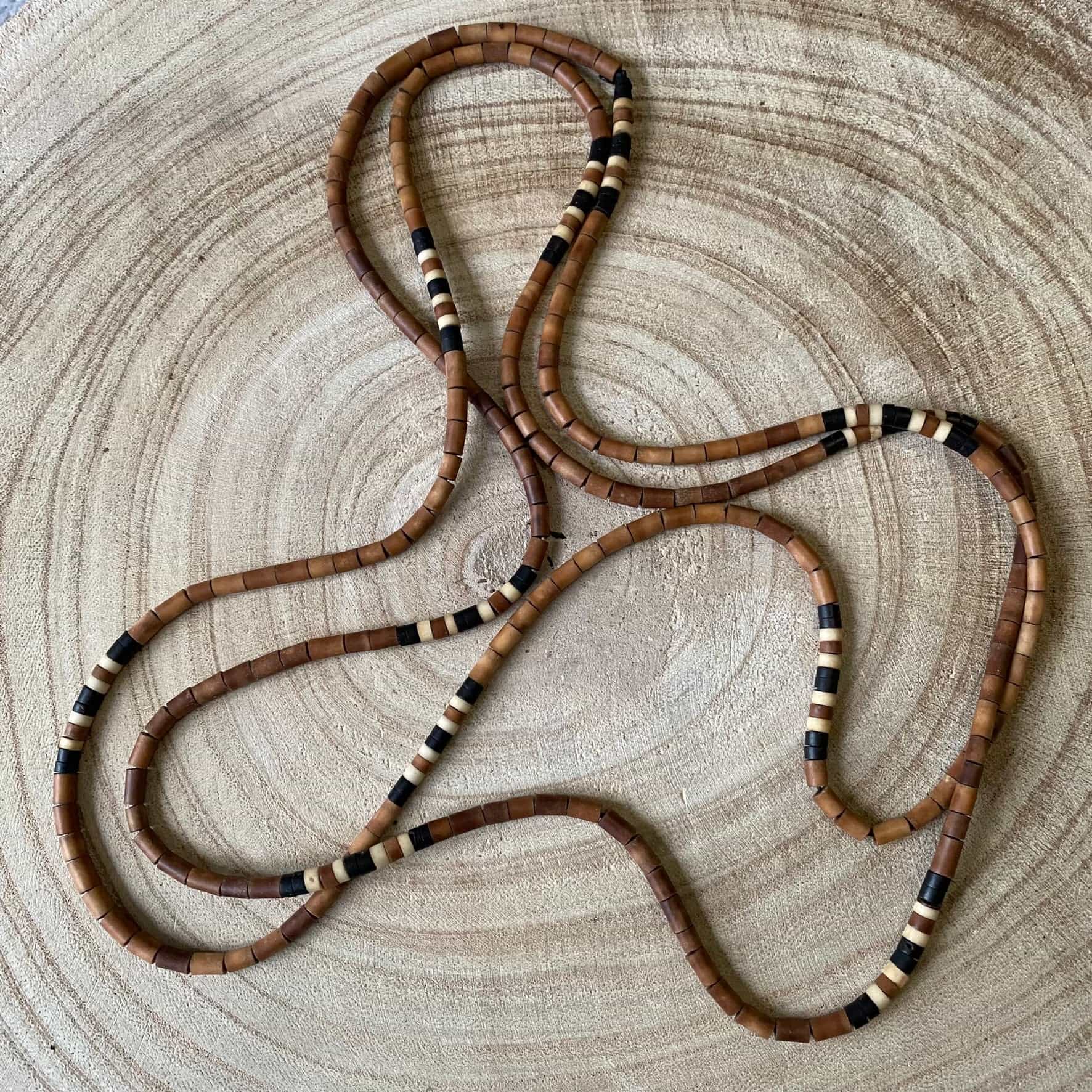 Collier de graines naturelles d'inaja et tucumã - Ethnie Apurina Collier Ethnie Apurina, localisée dans l' état de l' Amazonas au Nord du Brésil. 