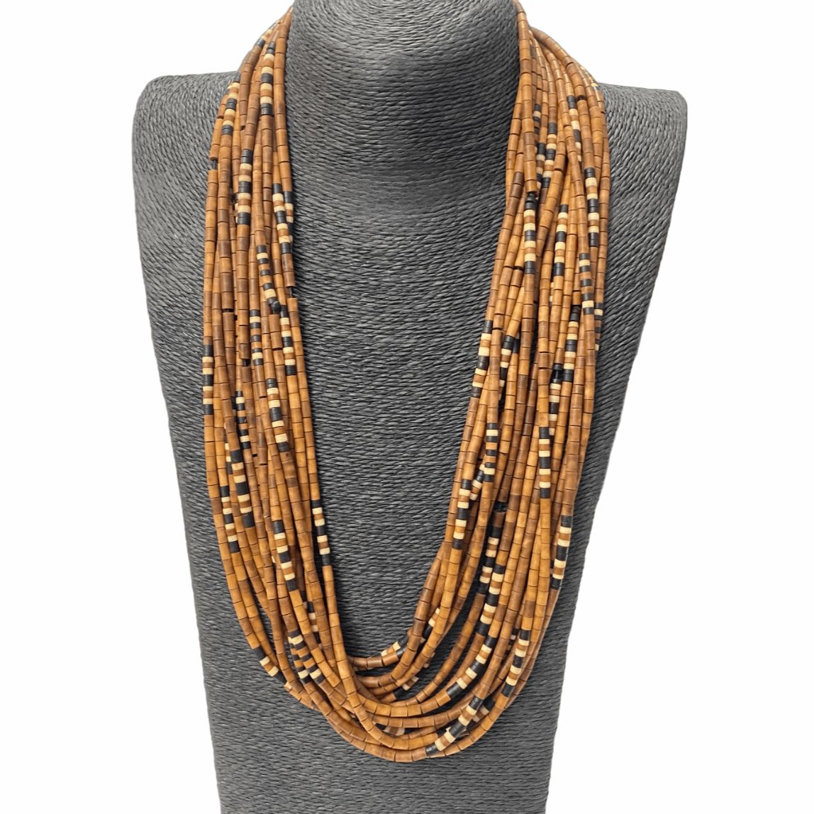 Collier de graines naturelles d'inaja et tucumã - Ethnie Apurina Collier Ethnie Apurina, localisée dans l' état de l' Amazonas au Nord du Brésil. 