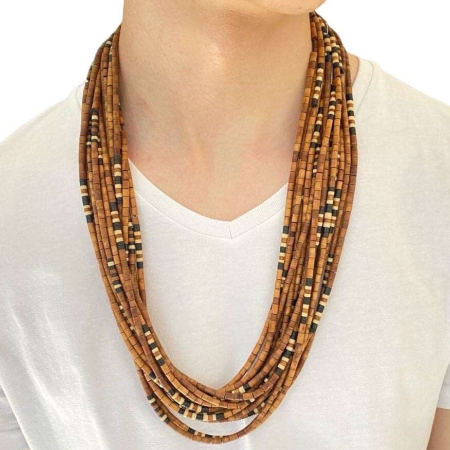 Collier de graines naturelles d'inaja et tucumã - Ethnie Apurina Collier Ethnie Apurina, localisée dans l' état de l' Amazonas au Nord du Brésil. 