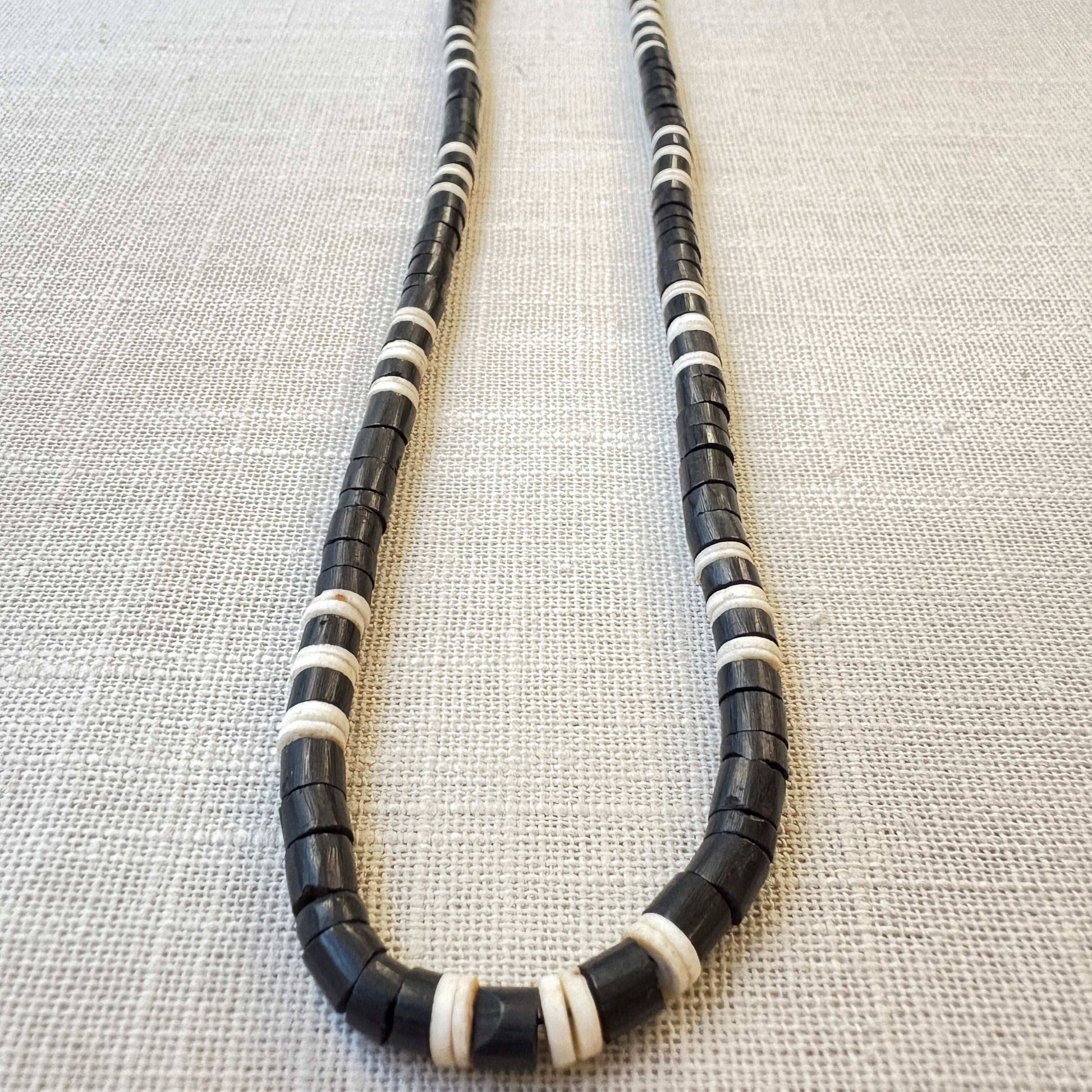 Collier de graines naturelles - tucuma et aroa - Ethnie Marubo Collier Ethnie Marubo, localisée dans l'état d'Amazonas au nord du Brésil. 