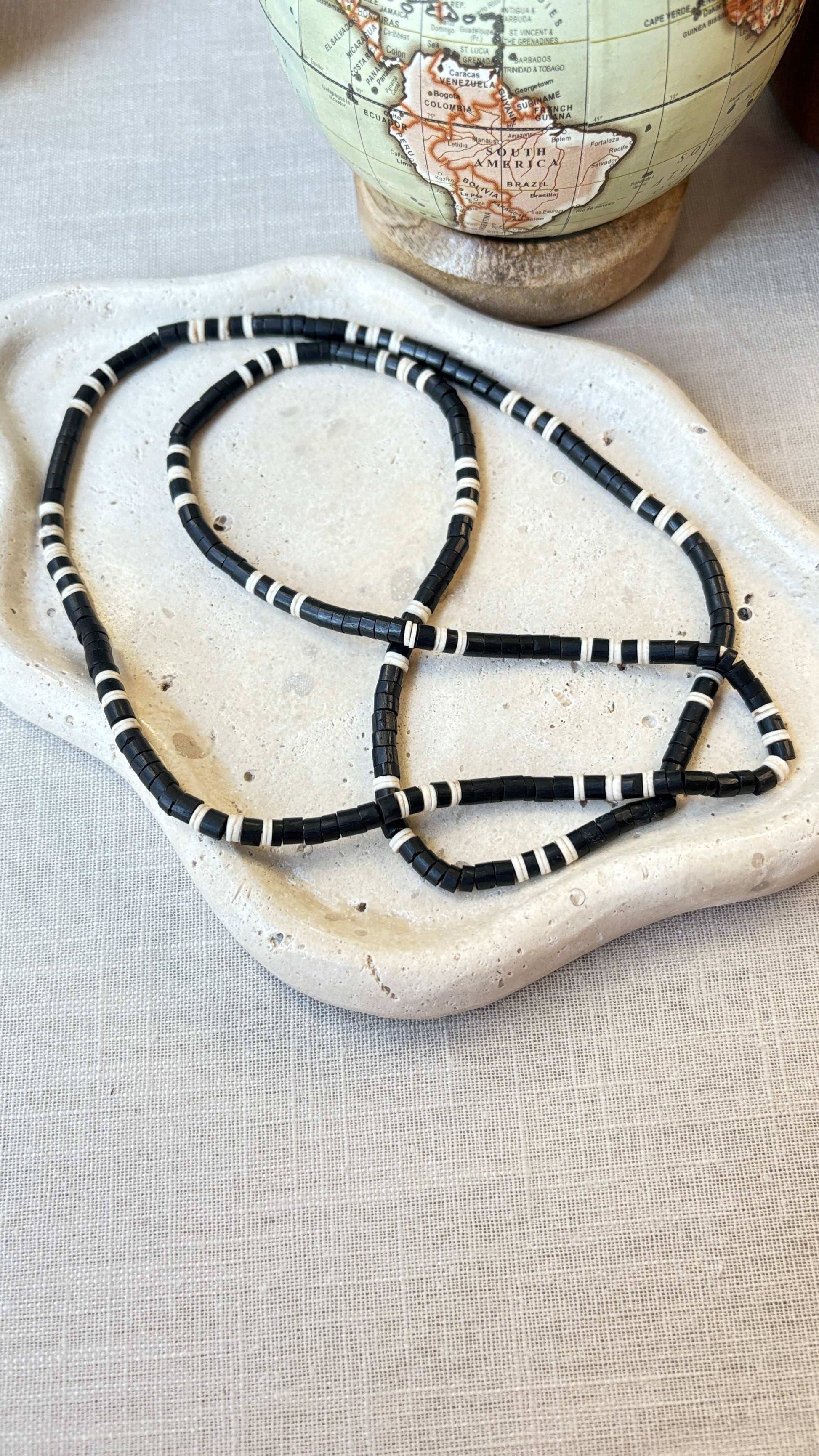 Collier de graines naturelles - tucuma et aroa - Ethnie Marubo Collier Ethnie Marubo, localisée dans l'état d'Amazonas au nord du Brésil. 