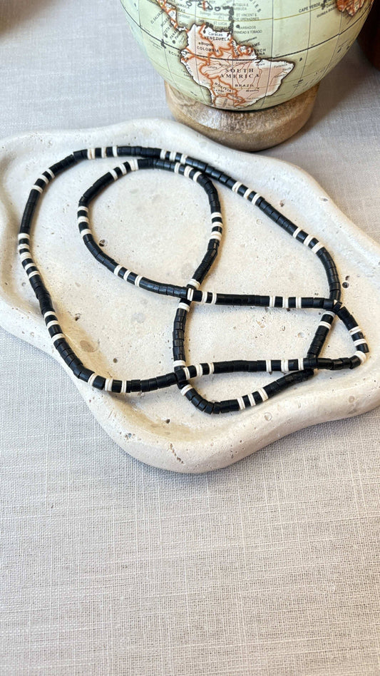 Collier de graines naturelles - tucuma et aroa - Ethnie Marubo Collier Ethnie Marubo, localisée dans l'état d'Amazonas au nord du Brésil. 