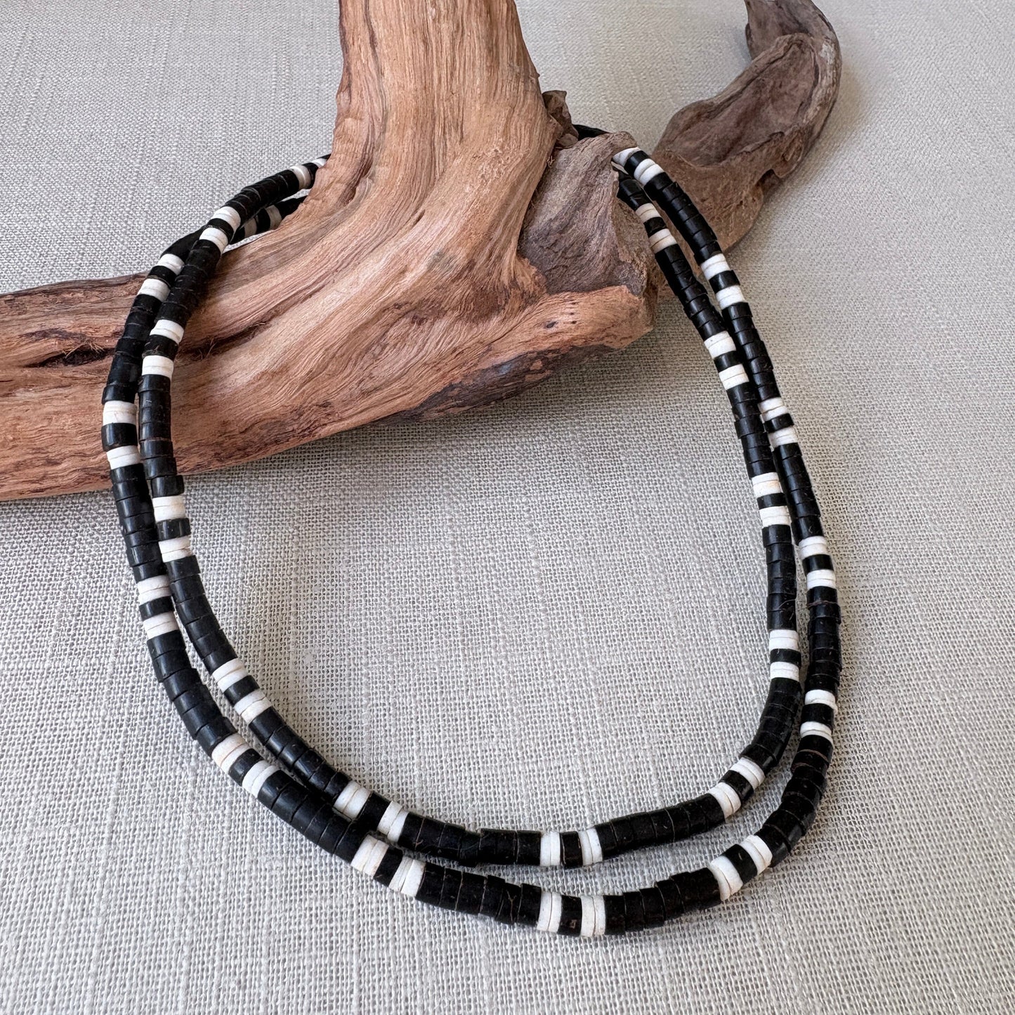 Collier de graines naturelles - Tucuma et coquilles d'escargot - Ethnie Marubo Collier Ethnie Marubo, localisée dans l'état d'Amazonas au nord du Brésil. 