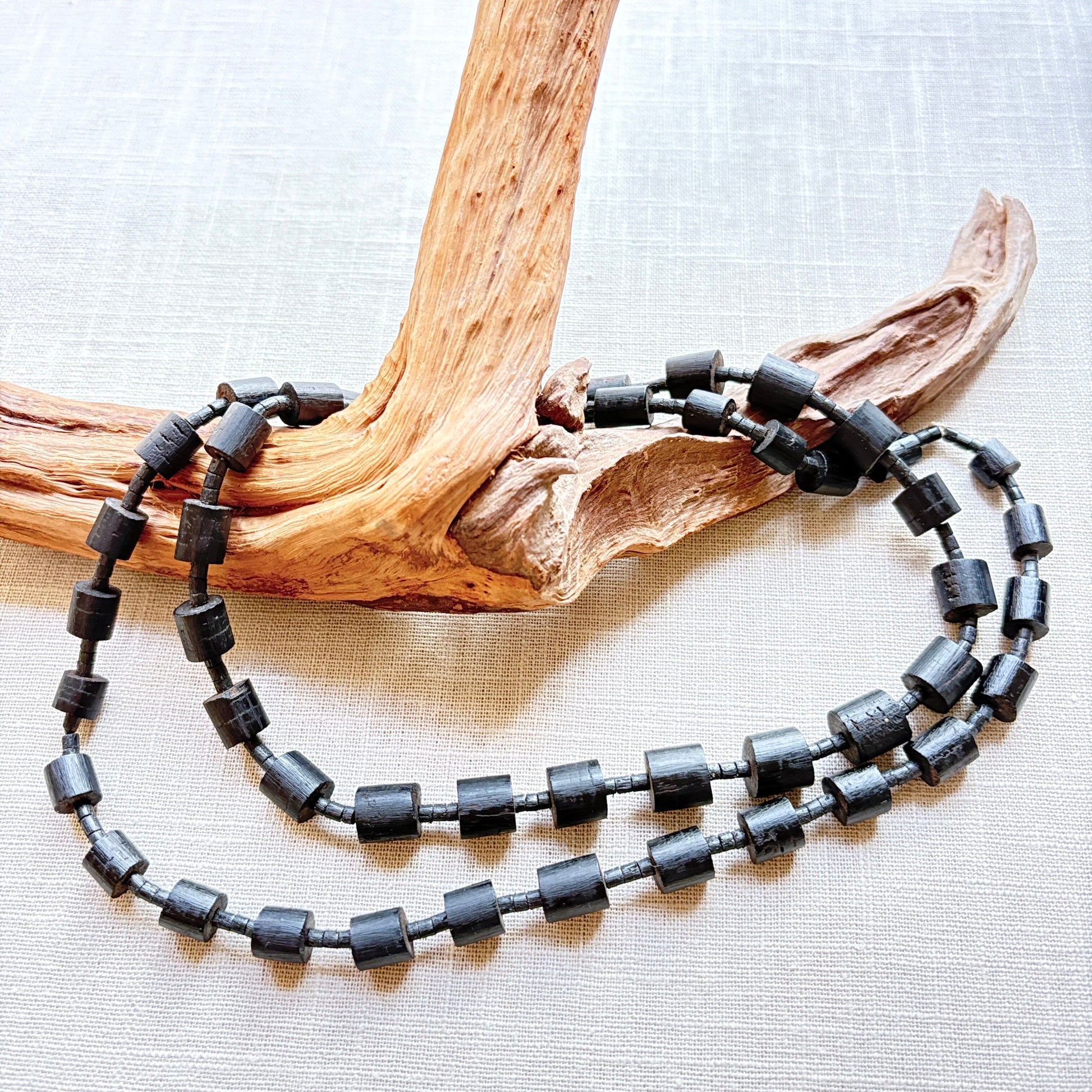 Collier de graines naturelles - Tucuma - Petits cylindres - Ethnie Marubo Collier Ethnie Marubo, localisée dans l'état d'Amazonas au nord du Brésil. 