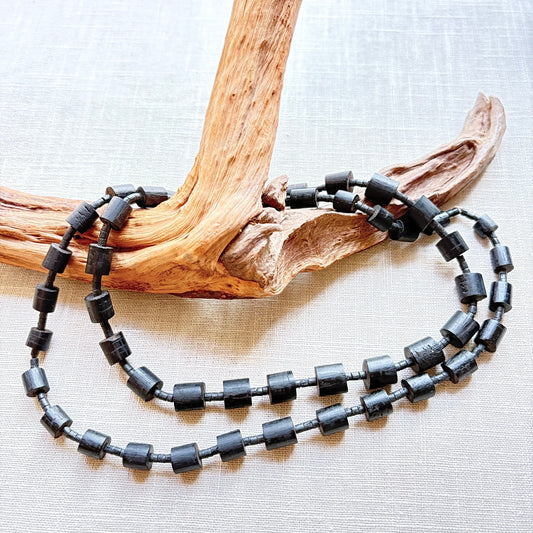 Collier de graines naturelles - Tucuma - Petits cylindres - Ethnie Marubo Collier Ethnie Marubo, localisée dans l'état d'Amazonas au nord du Brésil. 