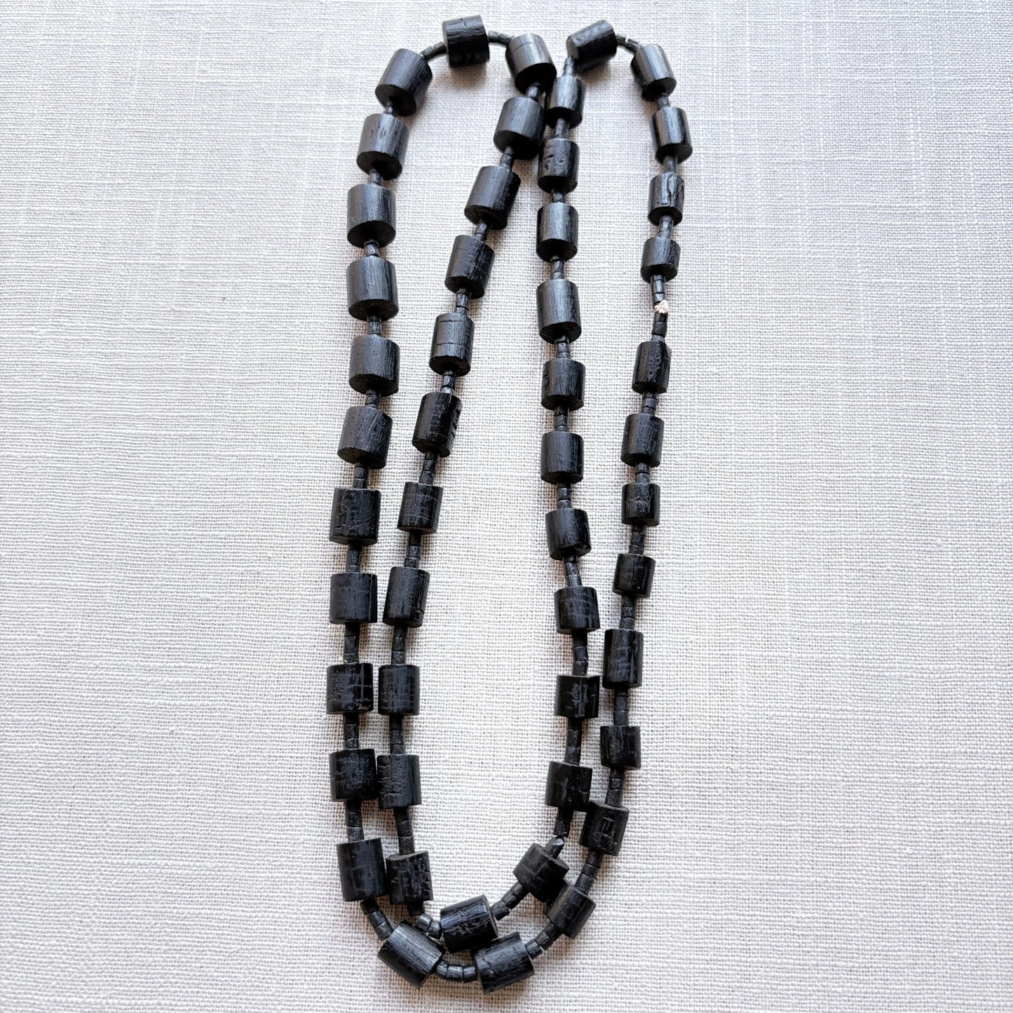 Collier de graines naturelles - Tucuma - Petits cylindres - Ethnie Marubo Collier Ethnie Marubo, localisée dans l'état d'Amazonas au nord du Brésil. 