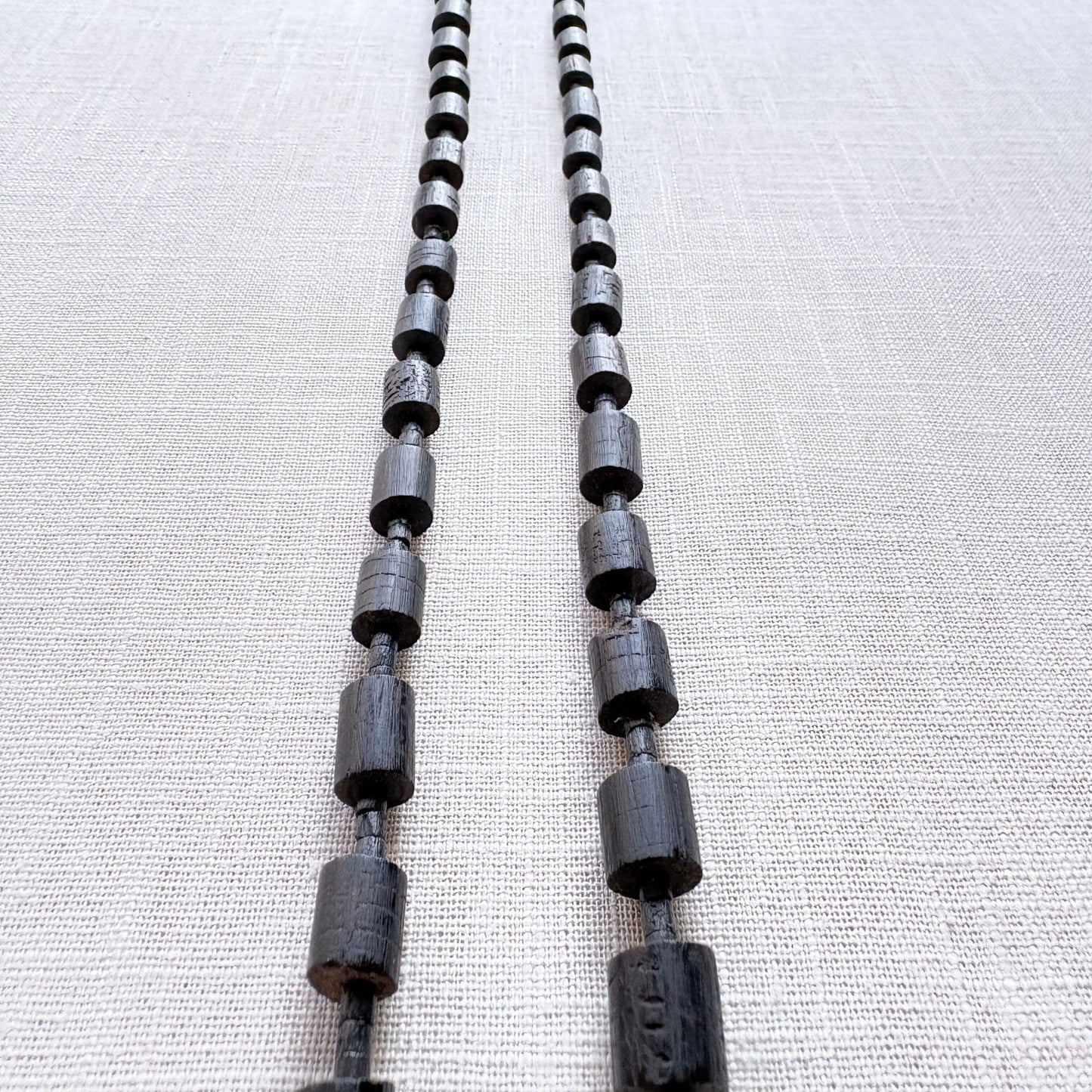 Collier de graines naturelles - Tucuma - Petits cylindres - Ethnie Marubo Collier Ethnie Marubo, localisée dans l'état d'Amazonas au nord du Brésil. 