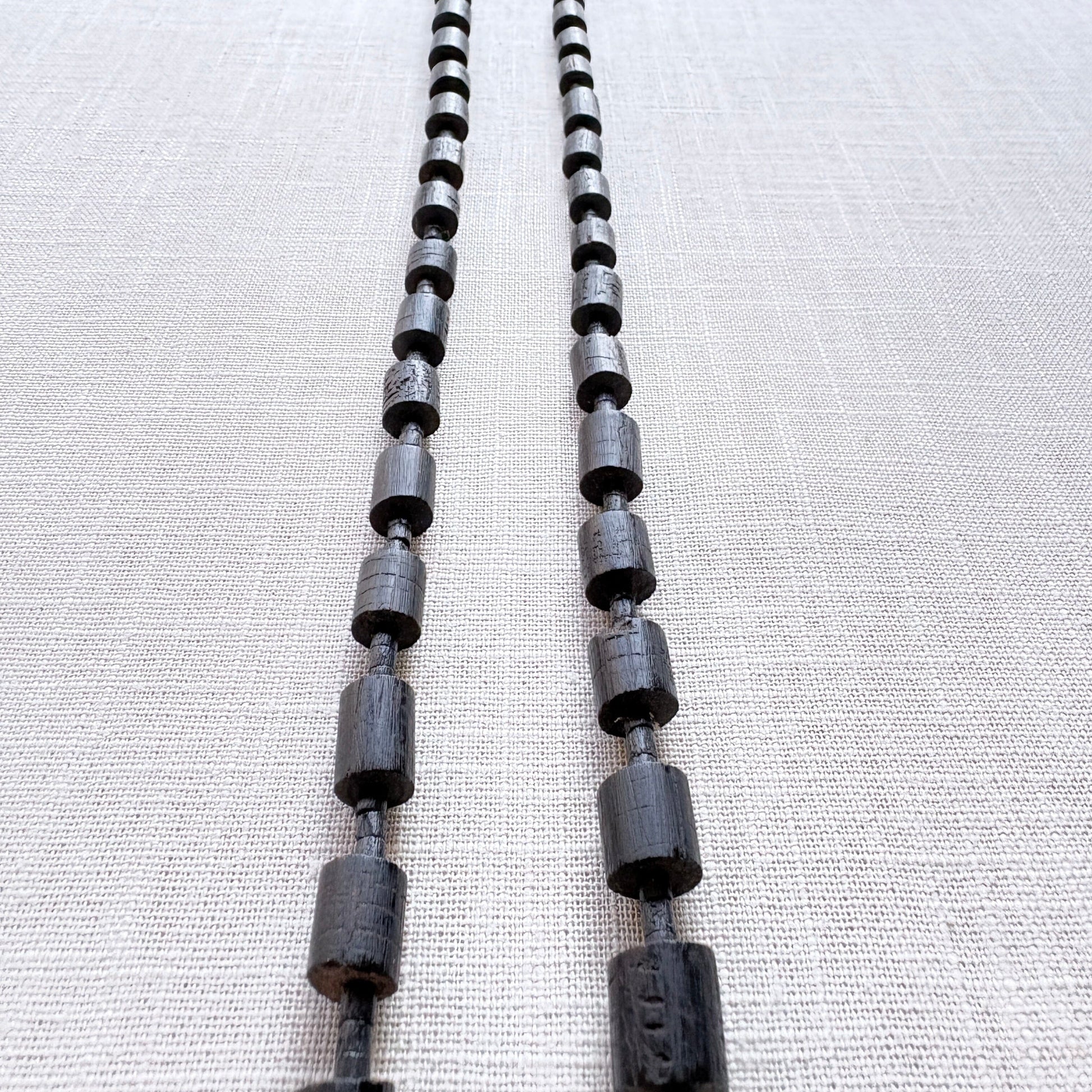 Collier de graines naturelles - Tucuma - Petits cylindres - Ethnie Marubo Collier Ethnie Marubo, localisée dans l'état d'Amazonas au nord du Brésil. 