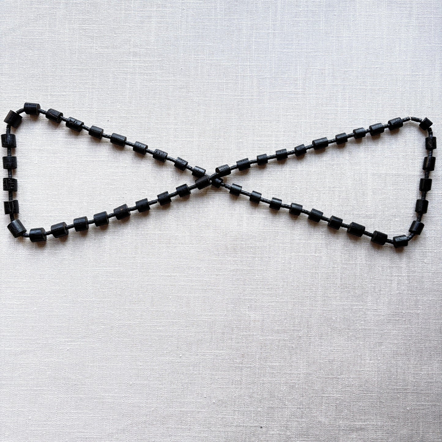 Collier de graines naturelles - Tucuma - Petits cylindres - Ethnie Marubo Collier Ethnie Marubo, localisée dans l'état d'Amazonas au nord du Brésil. 