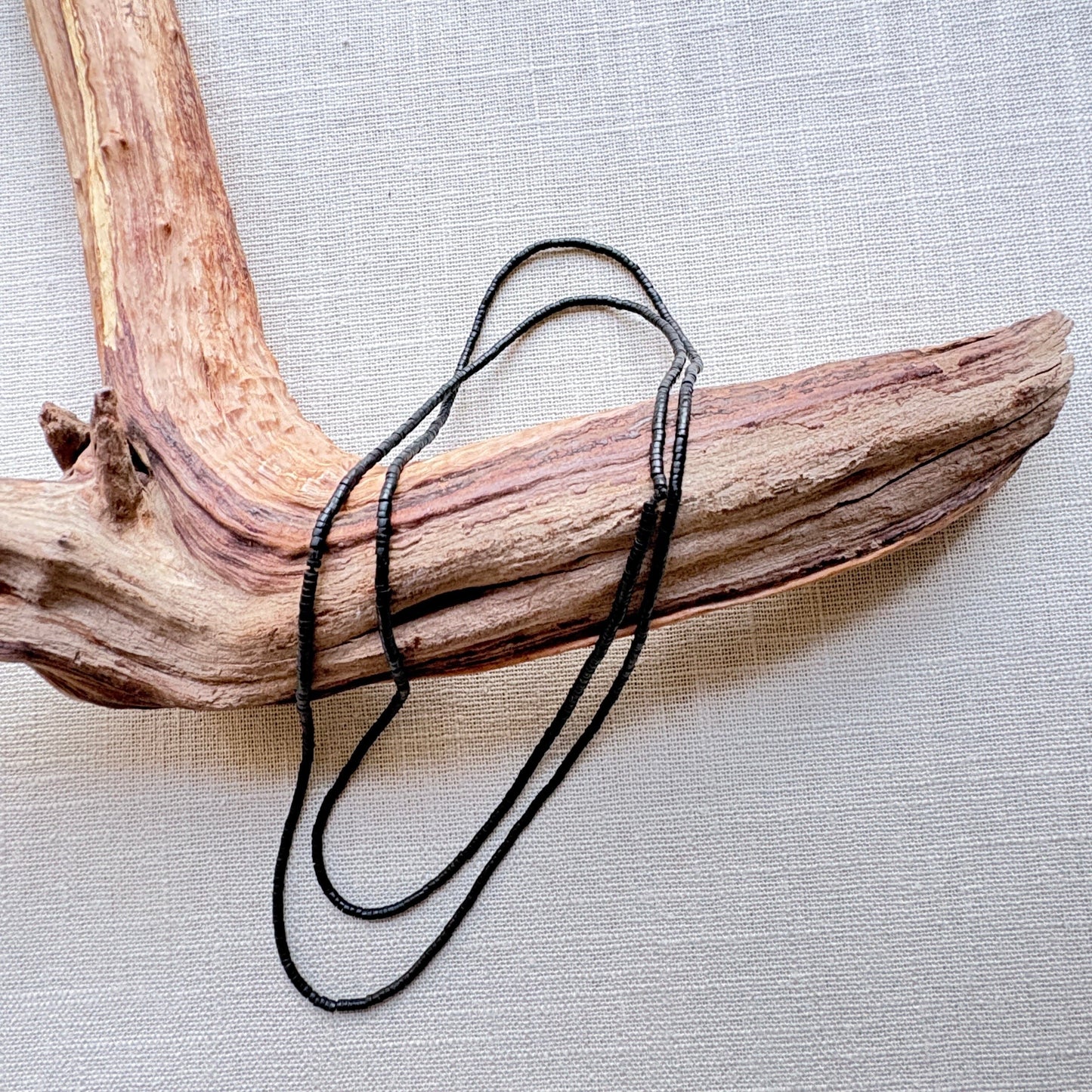 Collier de graines naturelles - Tucuma très fin - Ethnie Marubo Collier Ethnie Marubo, localisée dans l'état d'Amazonas au nord du Brésil. 