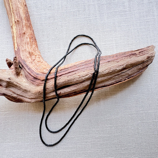 Collier de graines naturelles - Tucuma très fin - Ethnie Marubo Collier Ethnie Marubo, localisée dans l'état d'Amazonas au nord du Brésil. 