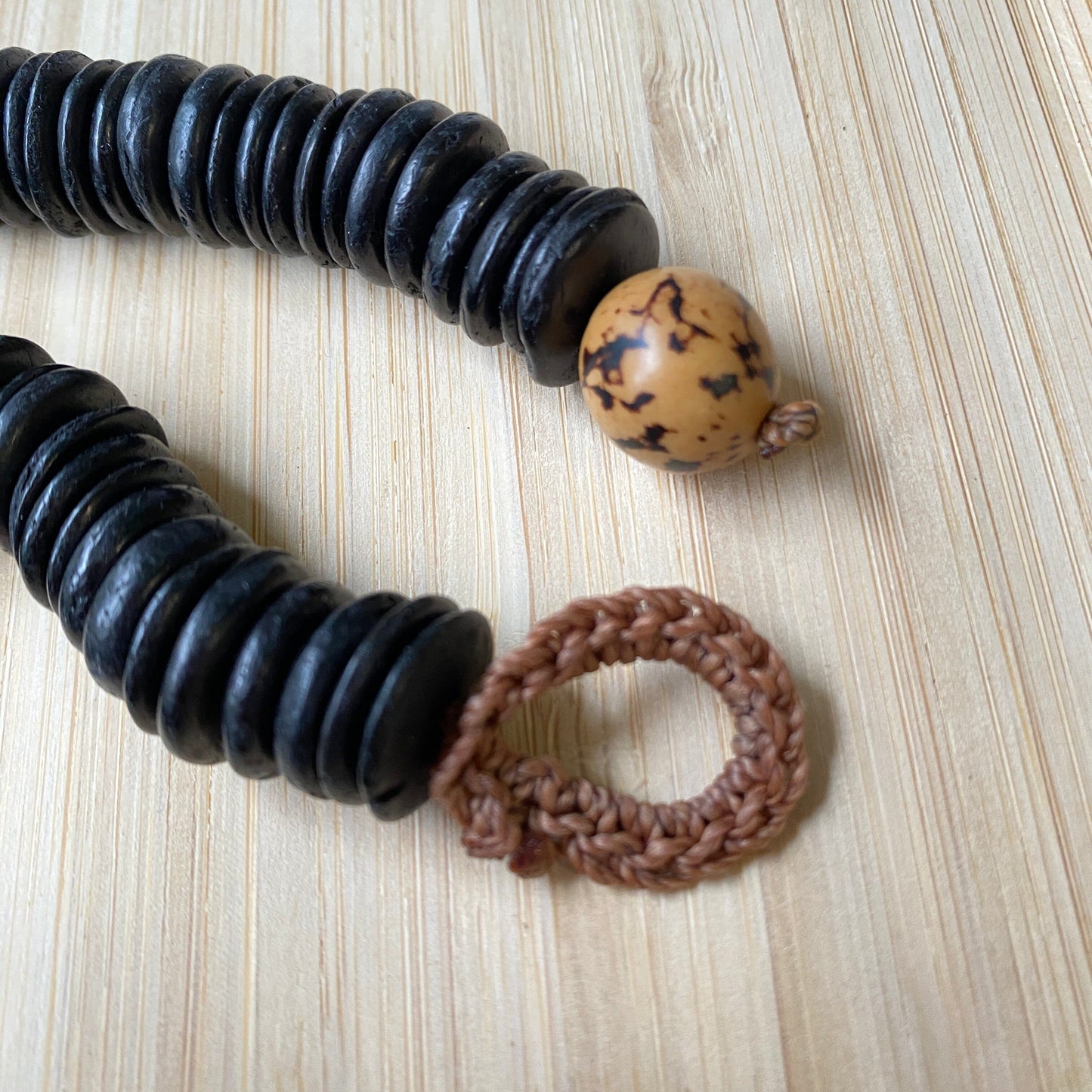 Collier de noix de coco et graines de paxiuba - Ethnie Borari Collier Ethnie Borari, localisée dans l'état du Pará dans le Nord du Brésil. 