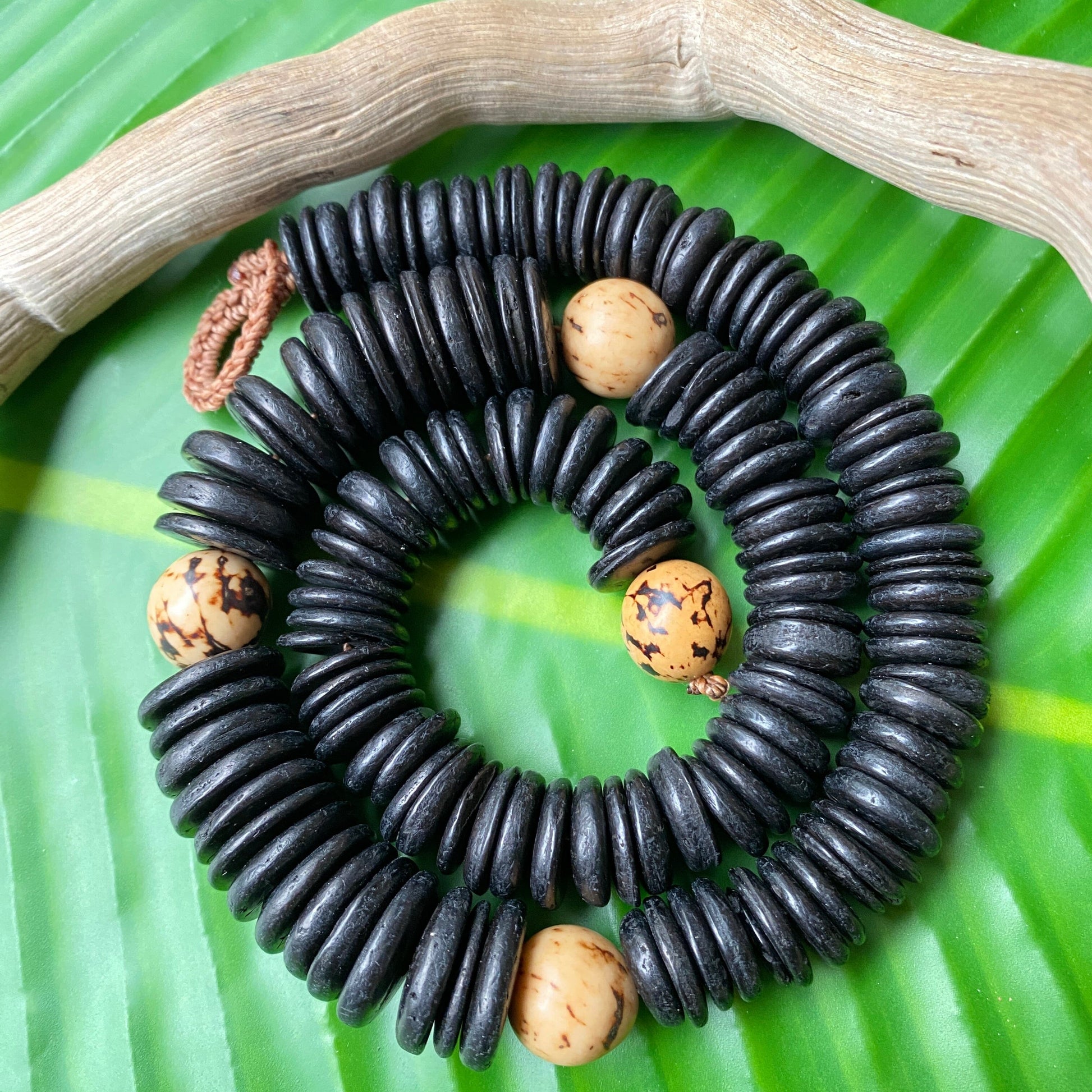 Collier de noix de coco et graines de paxiuba - Ethnie Borari Collier Ethnie Borari, localisée dans l'état du Pará dans le Nord du Brésil. 