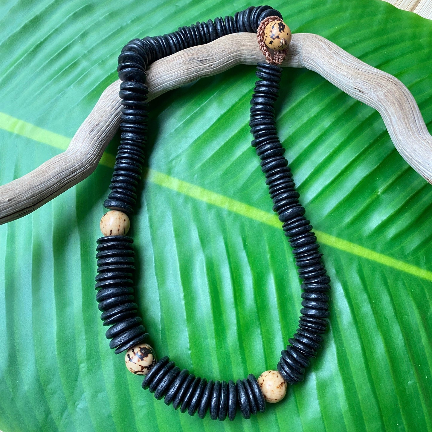 Collier de noix de coco et graines de paxiuba - Ethnie Borari Collier Ethnie Borari, localisée dans l'état du Pará dans le Nord du Brésil. 