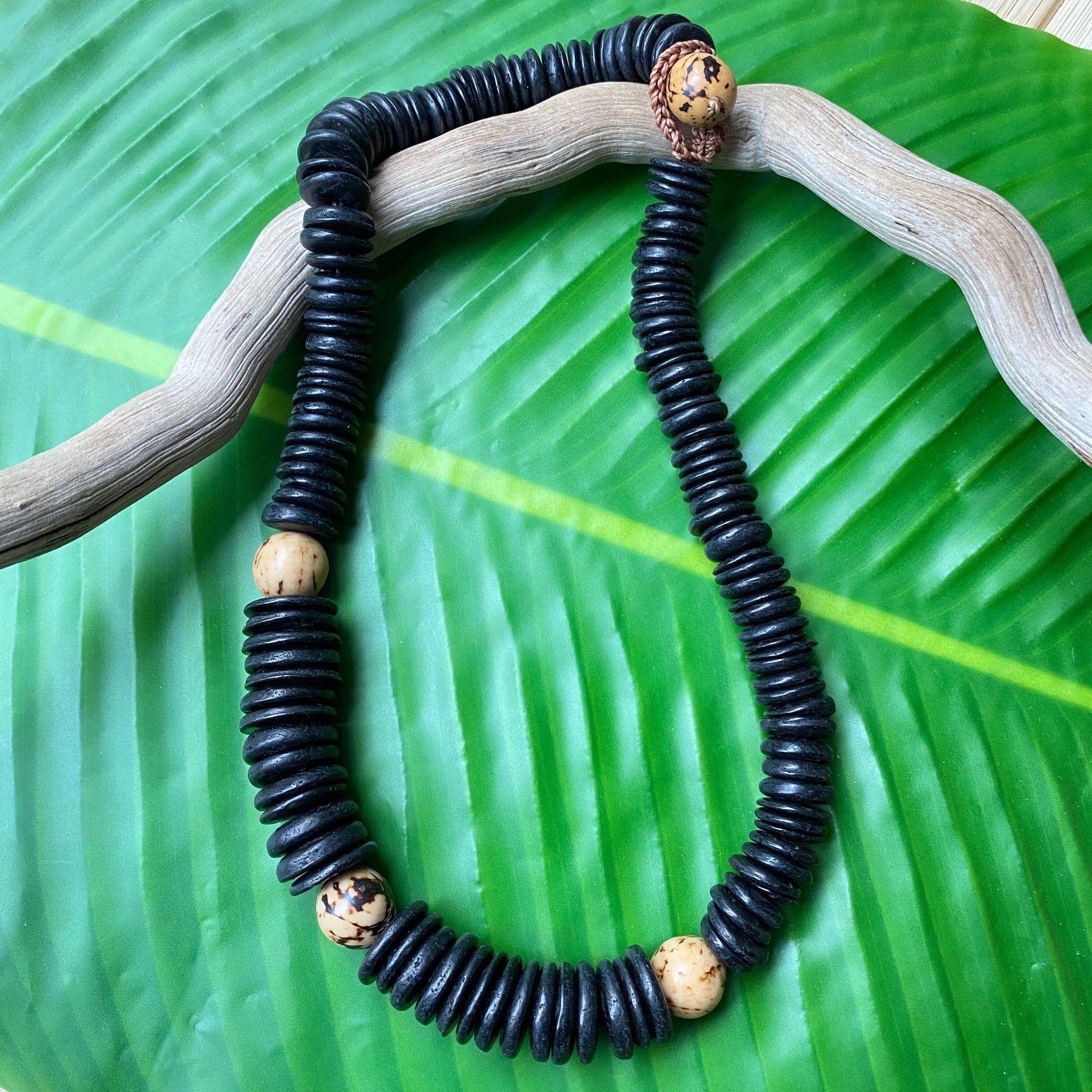 Collier de noix de coco et graines de paxiuba - Ethnie Borari Collier Ethnie Borari, localisée dans l'état du Pará dans le Nord du Brésil. 