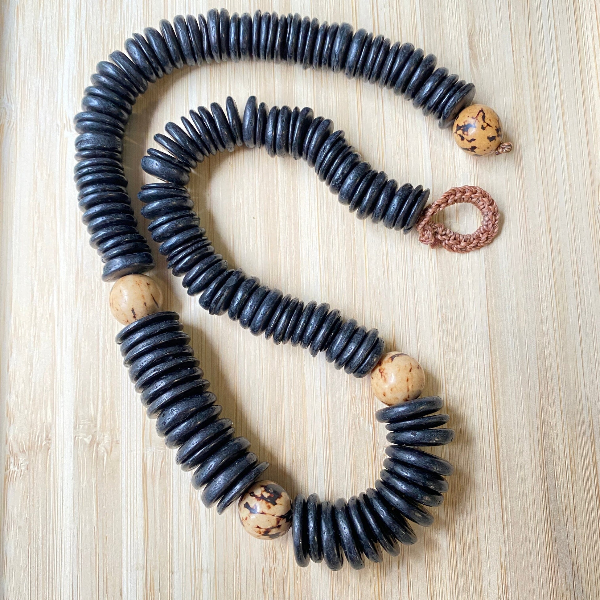 Collier de noix de coco et graines de paxiuba - Ethnie Borari Collier Ethnie Borari, localisée dans l'état du Pará dans le Nord du Brésil. 
