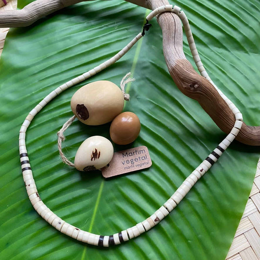 Collier de noyaux de jarina et tucumã - court - Ethnie Apurina Collier Ethnie Apurina, localisée dans l' état de l' Amazonas au Nord du Brésil. 