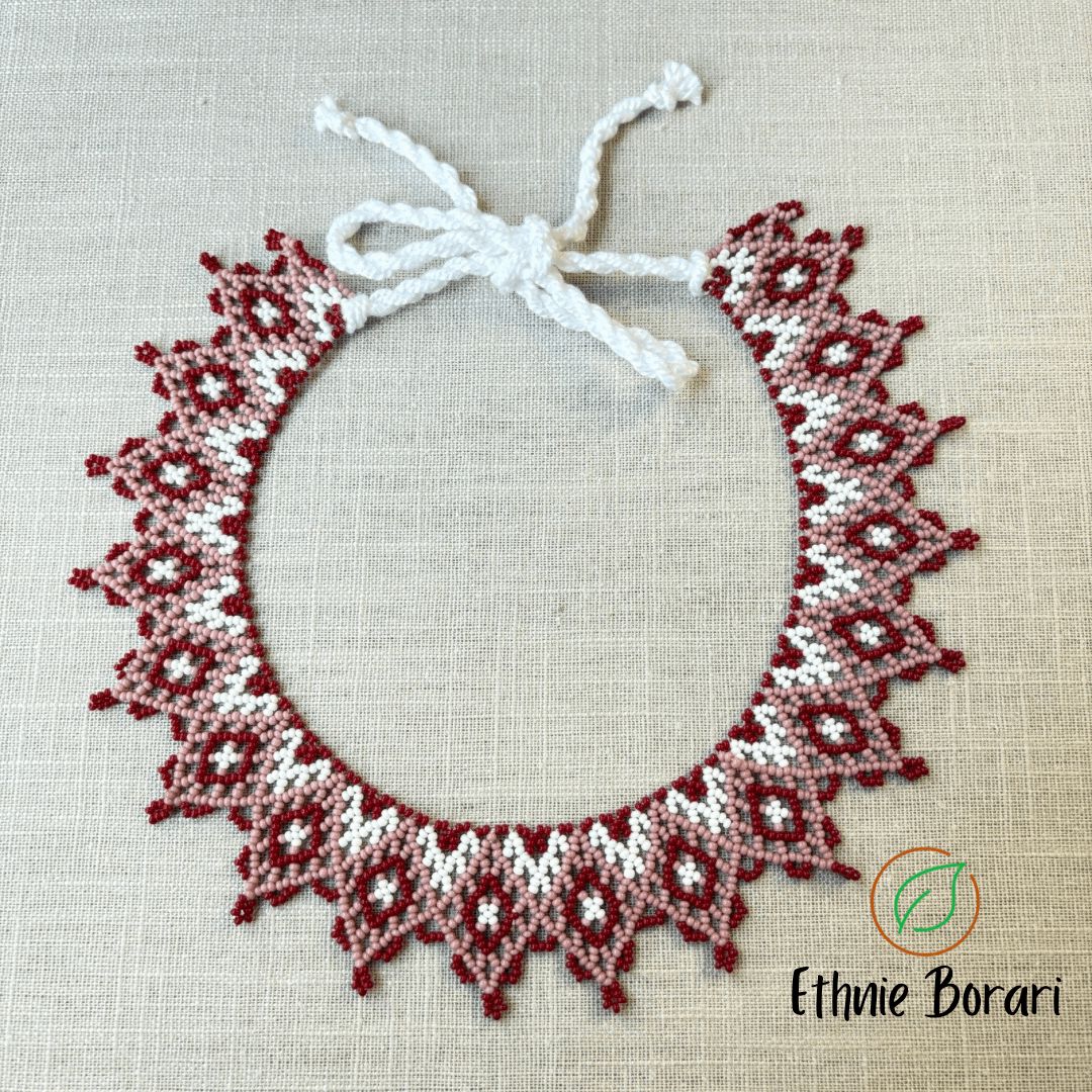 Collier de perles de verre (miçanga) rouge rose et blanc - Ethnie Borari Collier Ethnie Borari, localisée dans l'état du Pará dans le Nord du Brésil. 