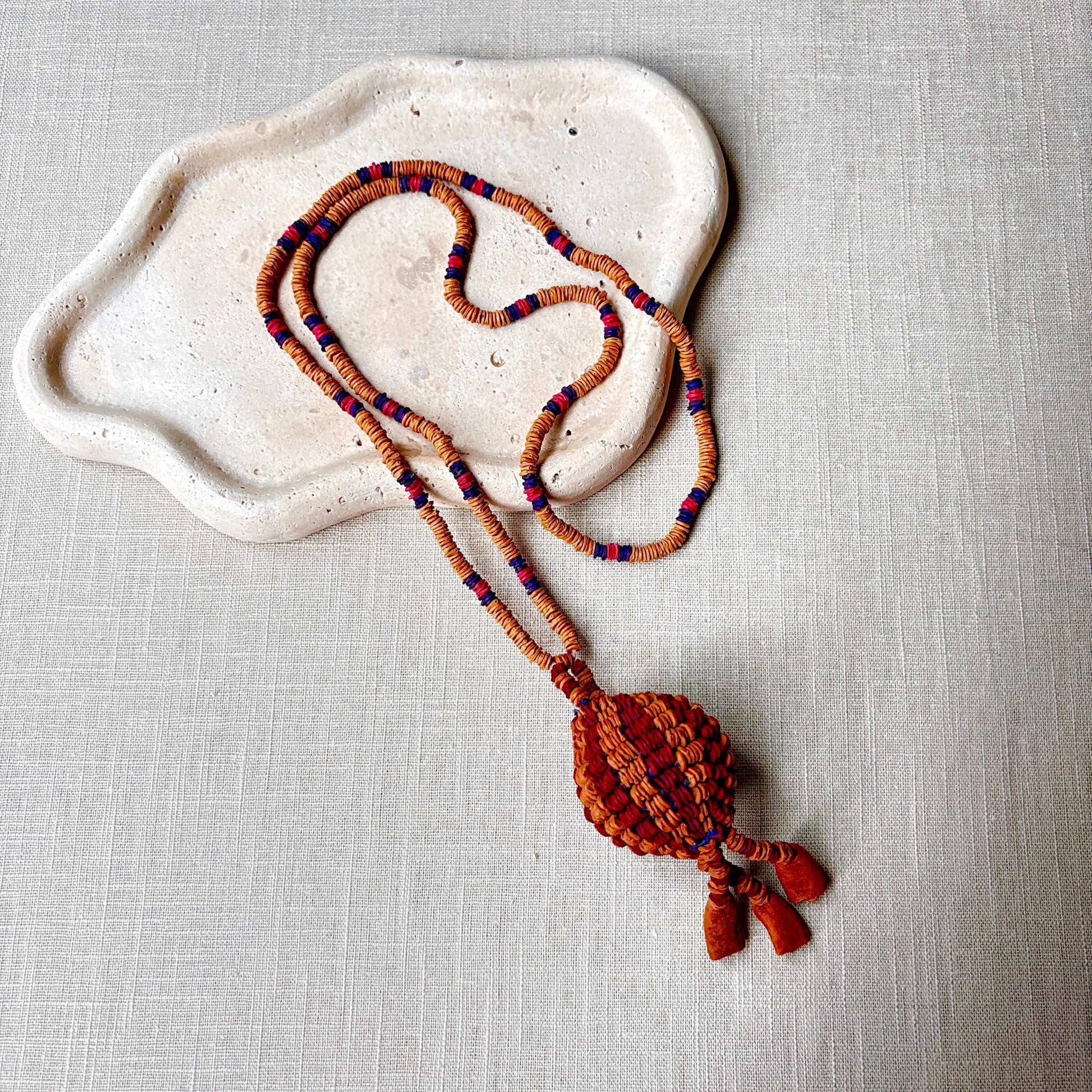 Collier en graines naturelles de morototo avec pendentif boule - Ethnie Wai Wai Collier Ethnie Wai Wai localisée dans les états de l' Amazonas, Pará et Roraima dans le Nord du Brésil. 