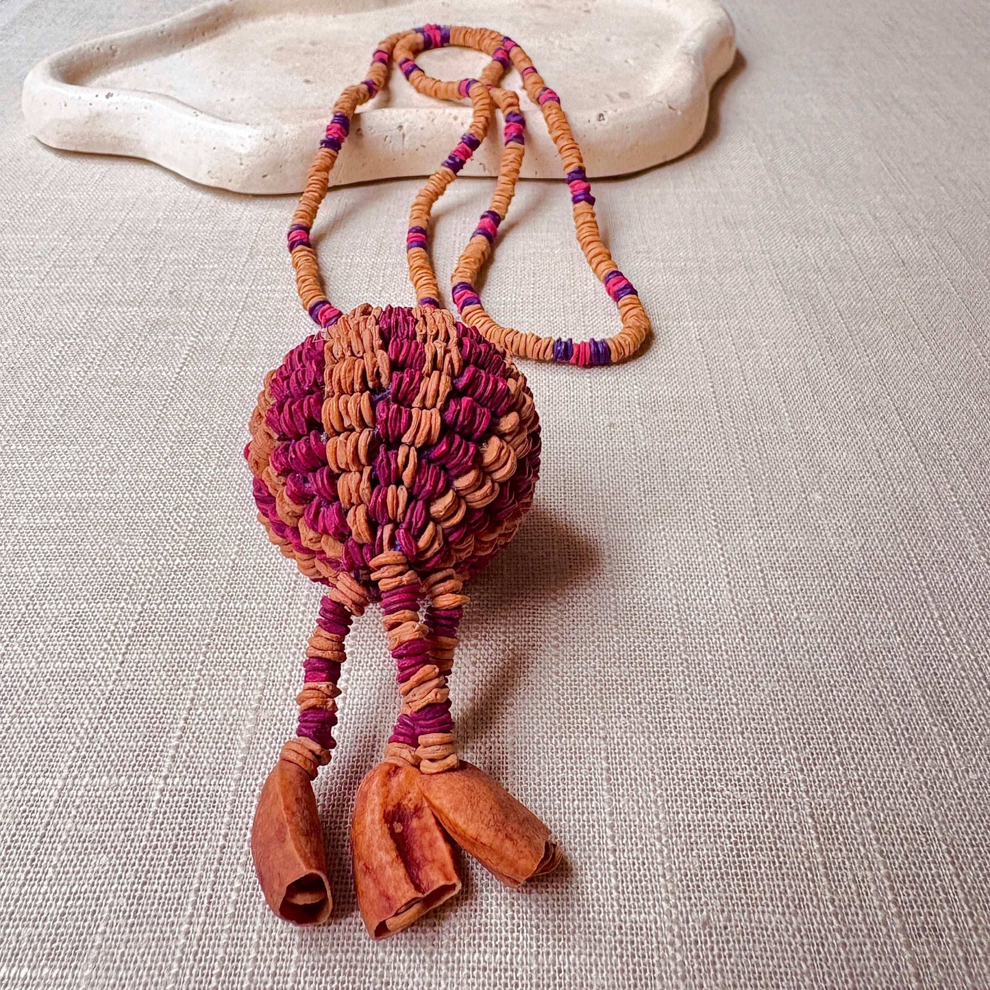 Collier en graines naturelles de morototo avec pendentif boule - Ethnie Wai Wai Collier Ethnie Wai Wai localisée dans les états de l' Amazonas, Pará et Roraima dans le Nord du Brésil. 