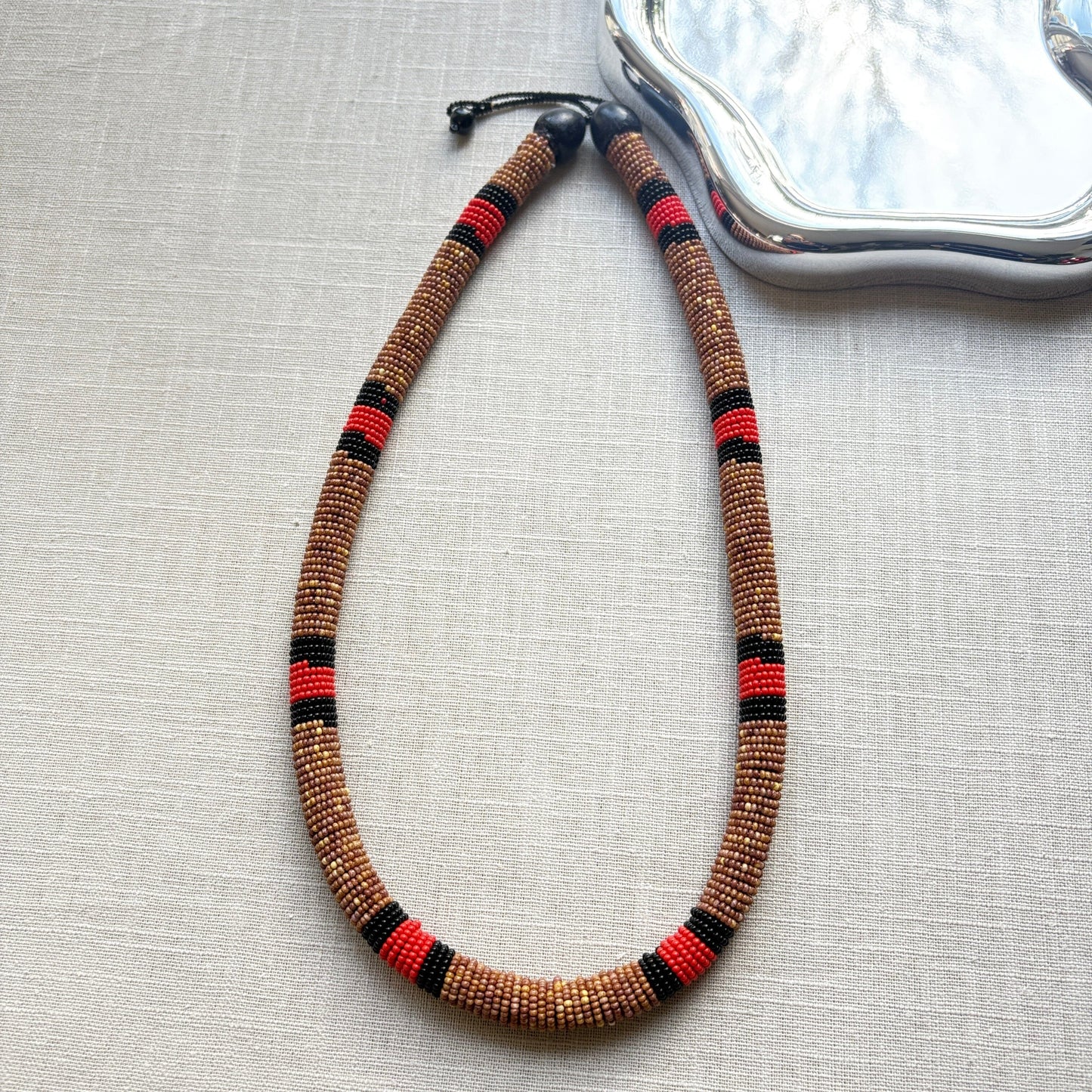Collier en perles de verre - corail marron rouge et noir - Ethnie Galibi-Marworno Collier Ethnie Galibi-Marworno, localisée dans l'état d'Amapa au nord du Brésil. 