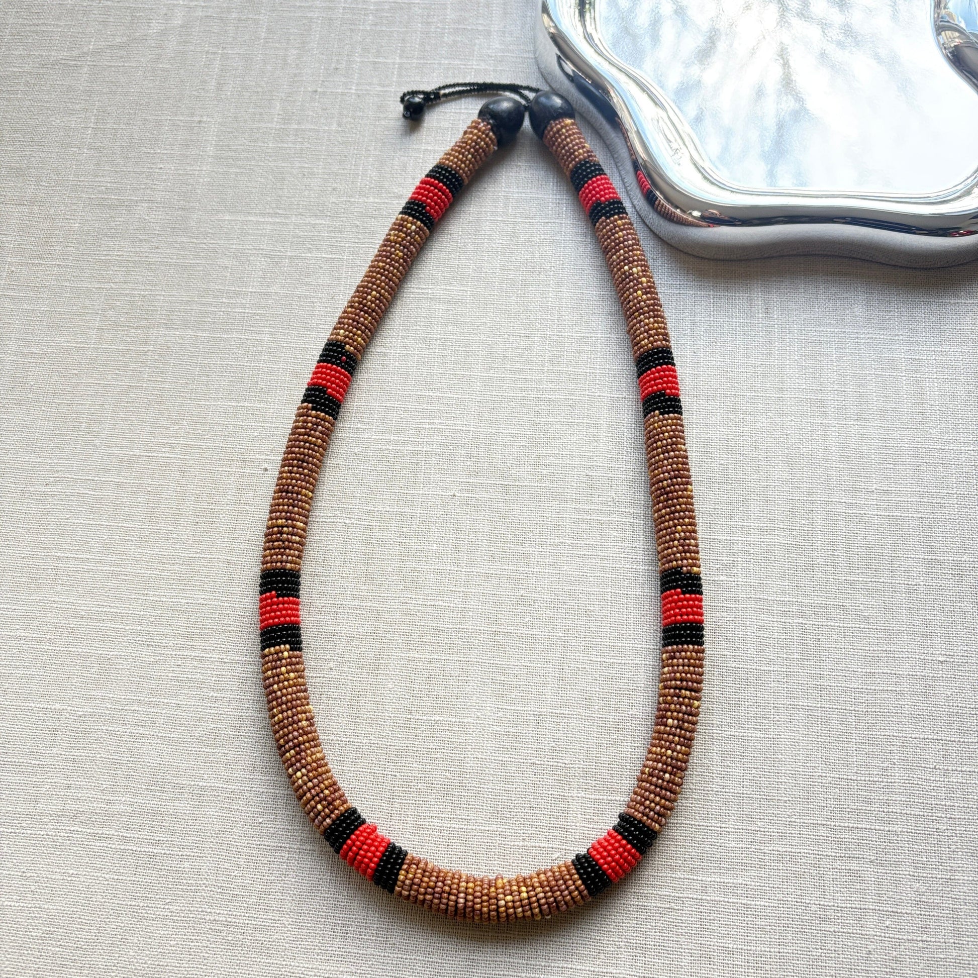 Collier en perles de verre - corail marron rouge et noir - Ethnie Galibi-Marworno Collier Ethnie Galibi-Marworno, localisée dans l'état d'Amapa au nord du Brésil. 