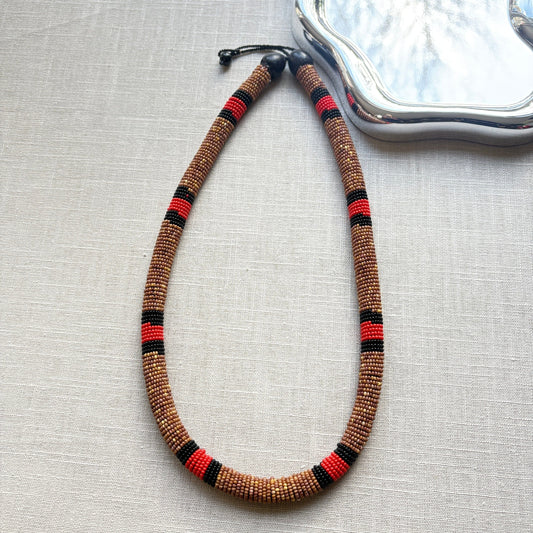 Collier en perles de verre - corail marron rouge et noir - Ethnie Galibi-Marworno Collier Ethnie Galibi-Marworno, localisée dans l'état d'Amapa au nord du Brésil. 