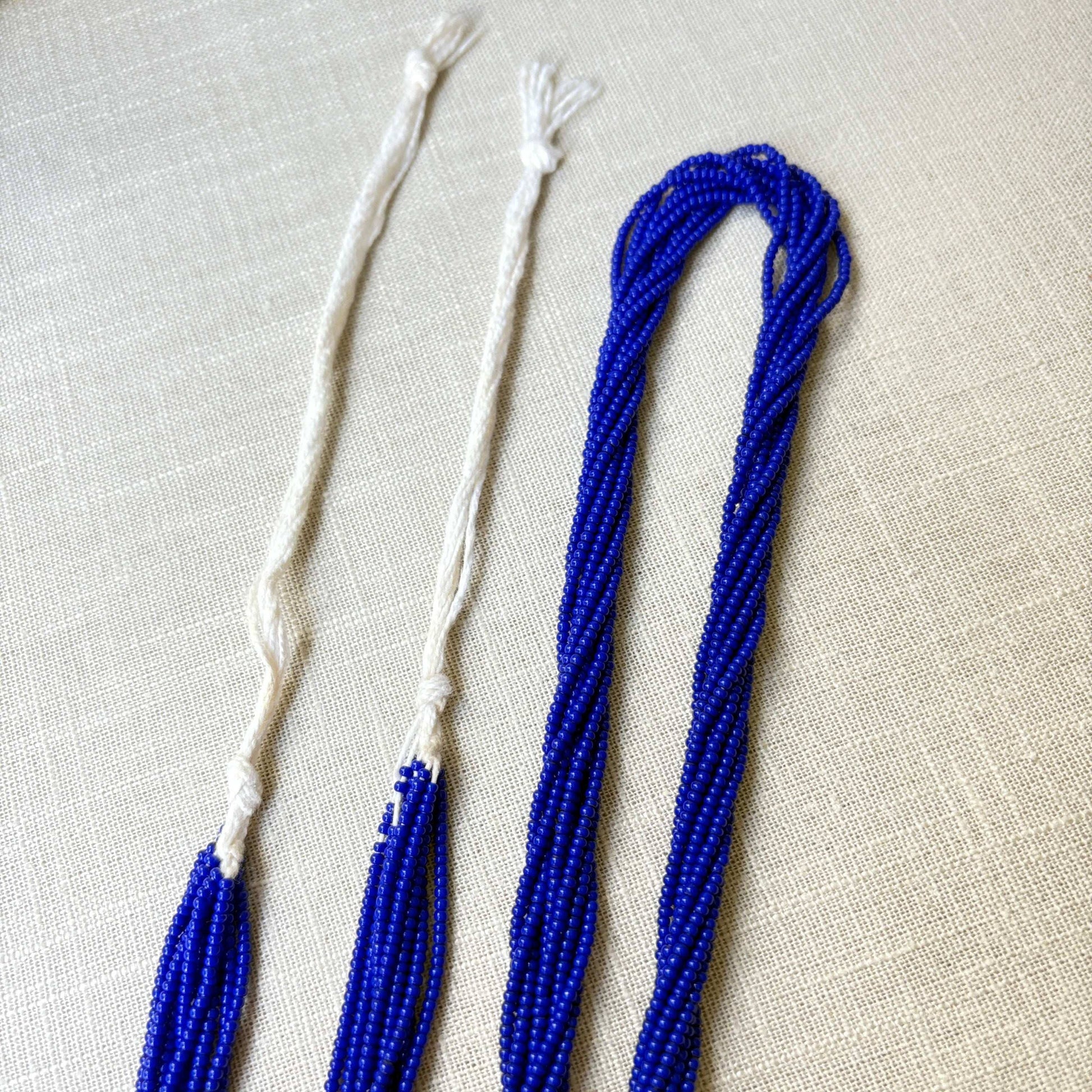 Collier en perles de verre (Miçanga) - 9 fils bleu - Ethnie Mehinako Collier Ethnie Mehinako, localisée dans le Parc Indigène du Xingu dans l' état du Mato Grosso au Centre-Ouest du Brésil. 