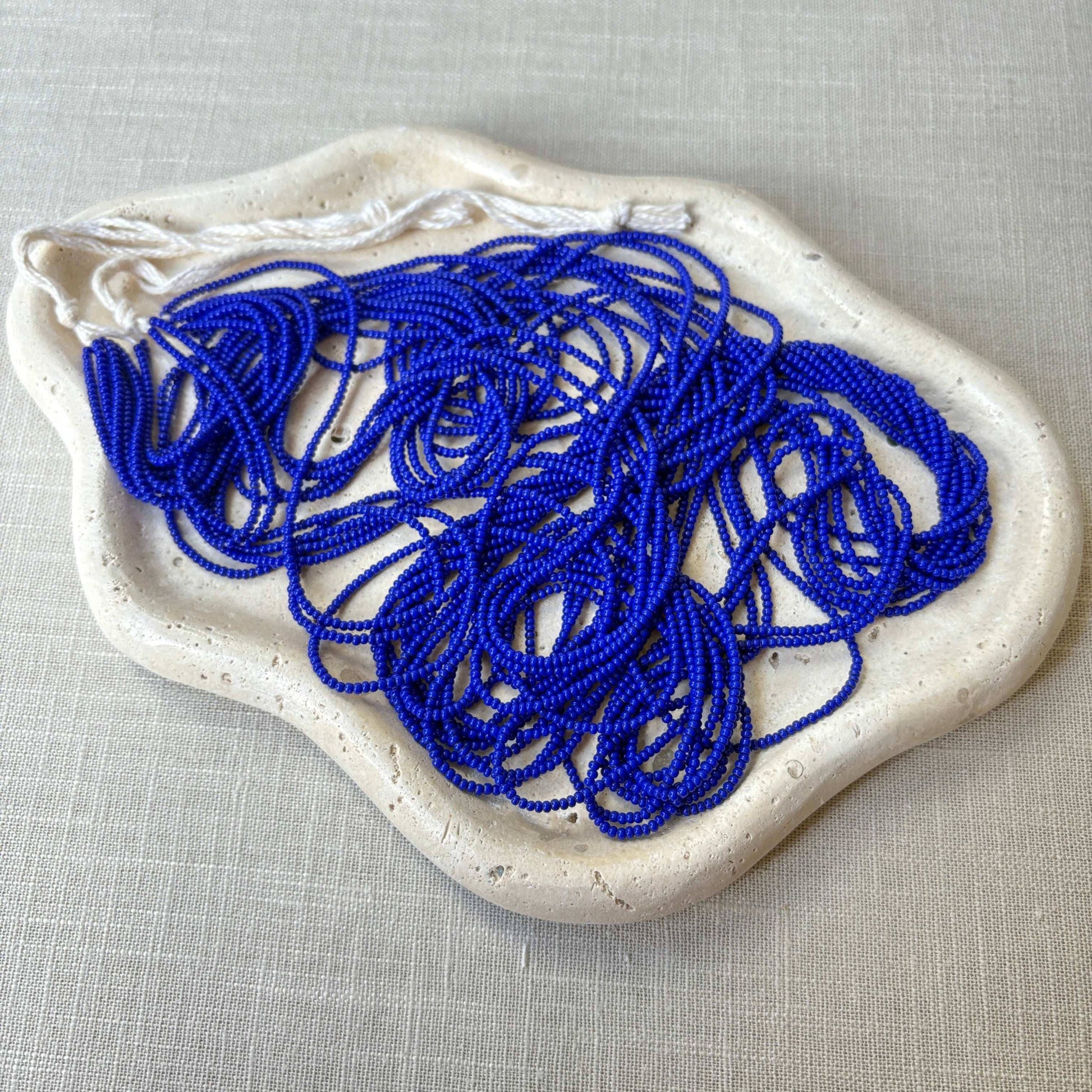 Collier en perles de verre (Miçanga) - 9 fils bleu - Ethnie Mehinako Collier Ethnie Mehinako, localisée dans le Parc Indigène du Xingu dans l' état du Mato Grosso au Centre-Ouest du Brésil. 