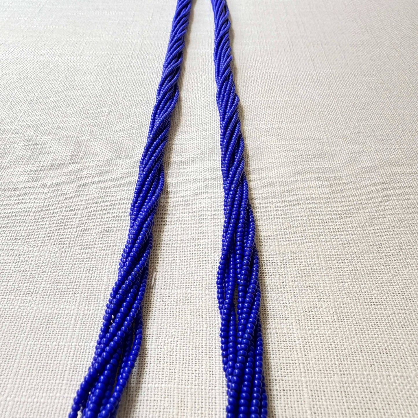 Collier en perles de verre (Miçanga) - 9 fils bleu - Ethnie Mehinako Collier Ethnie Mehinako, localisée dans le Parc Indigène du Xingu dans l' état du Mato Grosso au Centre-Ouest du Brésil. 