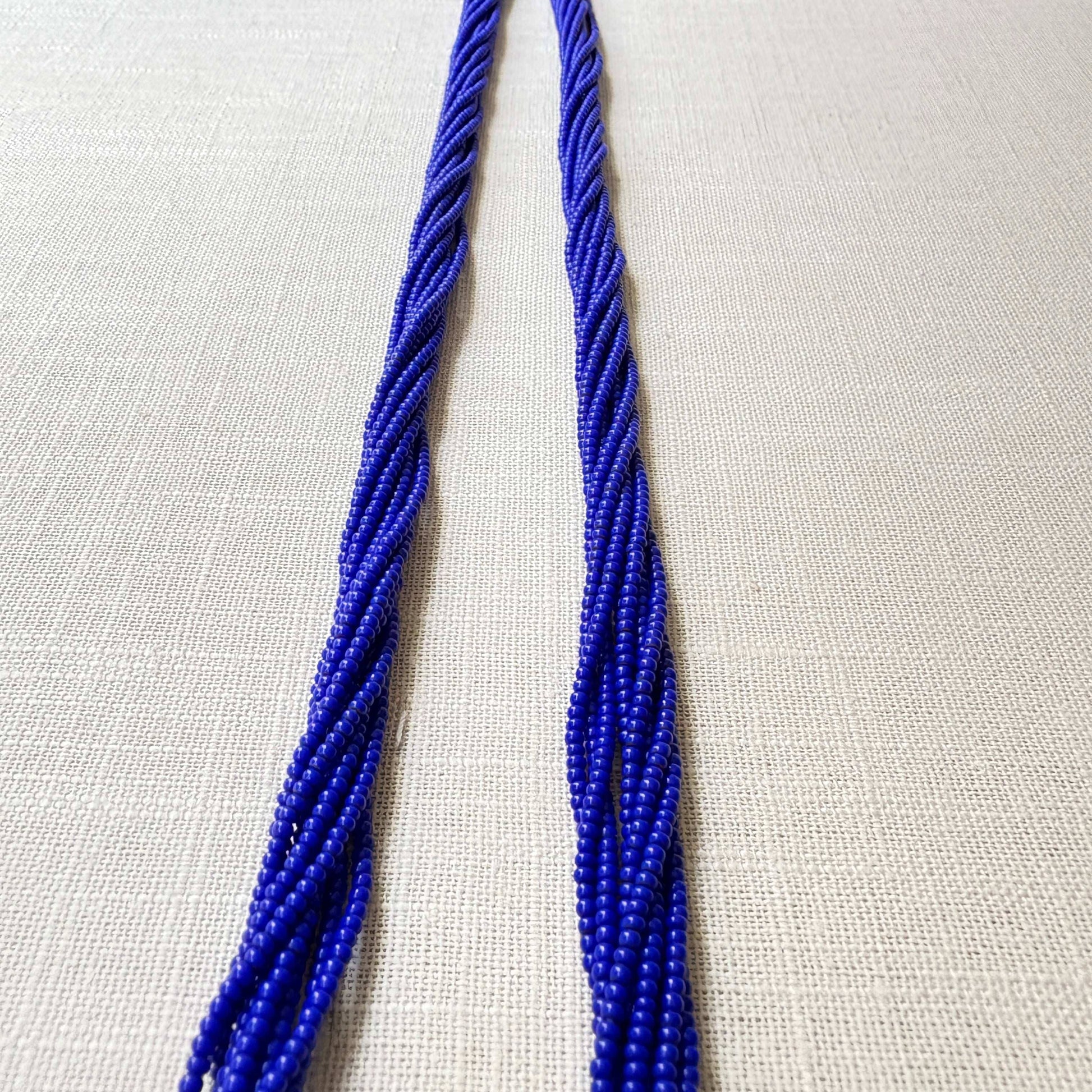 Collier en perles de verre (Miçanga) - 9 fils bleu - Ethnie Mehinako Collier Ethnie Mehinako, localisée dans le Parc Indigène du Xingu dans l' état du Mato Grosso au Centre-Ouest du Brésil. 
