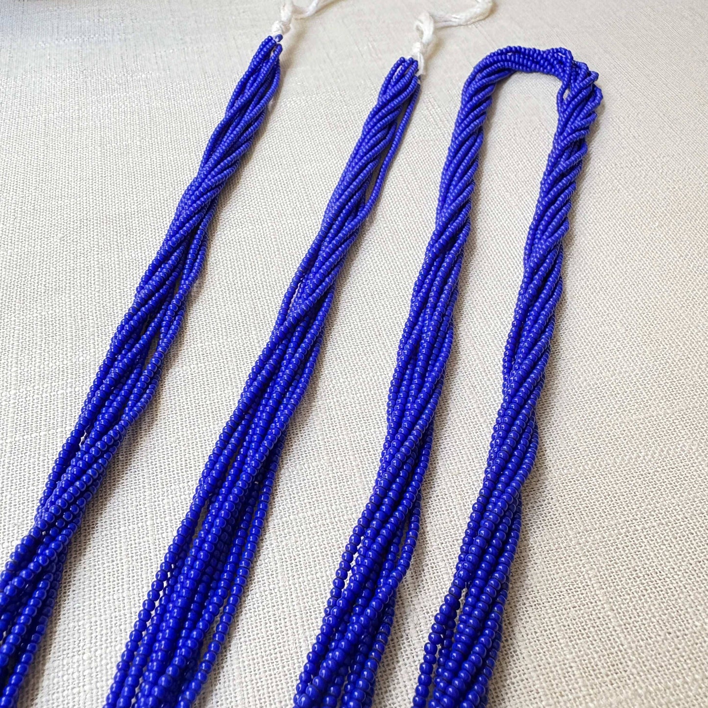 Collier en perles de verre (Miçanga) - 9 fils bleu - Ethnie Mehinako Collier Ethnie Mehinako, localisée dans le Parc Indigène du Xingu dans l' état du Mato Grosso au Centre-Ouest du Brésil. 