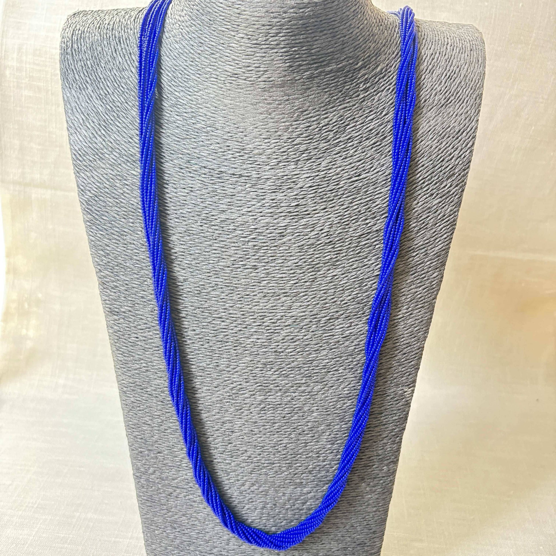 Collier en perles de verre (Miçanga) - 9 fils bleu - Ethnie Mehinako Collier Ethnie Mehinako, localisée dans le Parc Indigène du Xingu dans l' état du Mato Grosso au Centre-Ouest du Brésil. 