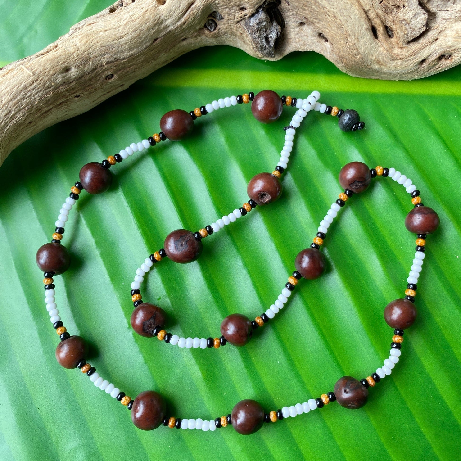 Collier en perles de verre (miçanga) blanc et graines d'açai marron - Ethnie Wai Wai Collier Ethnie Wai Wai localisée dans les états de l' Amazonas, Pará et Roraima dans le Nord du Brésil. 