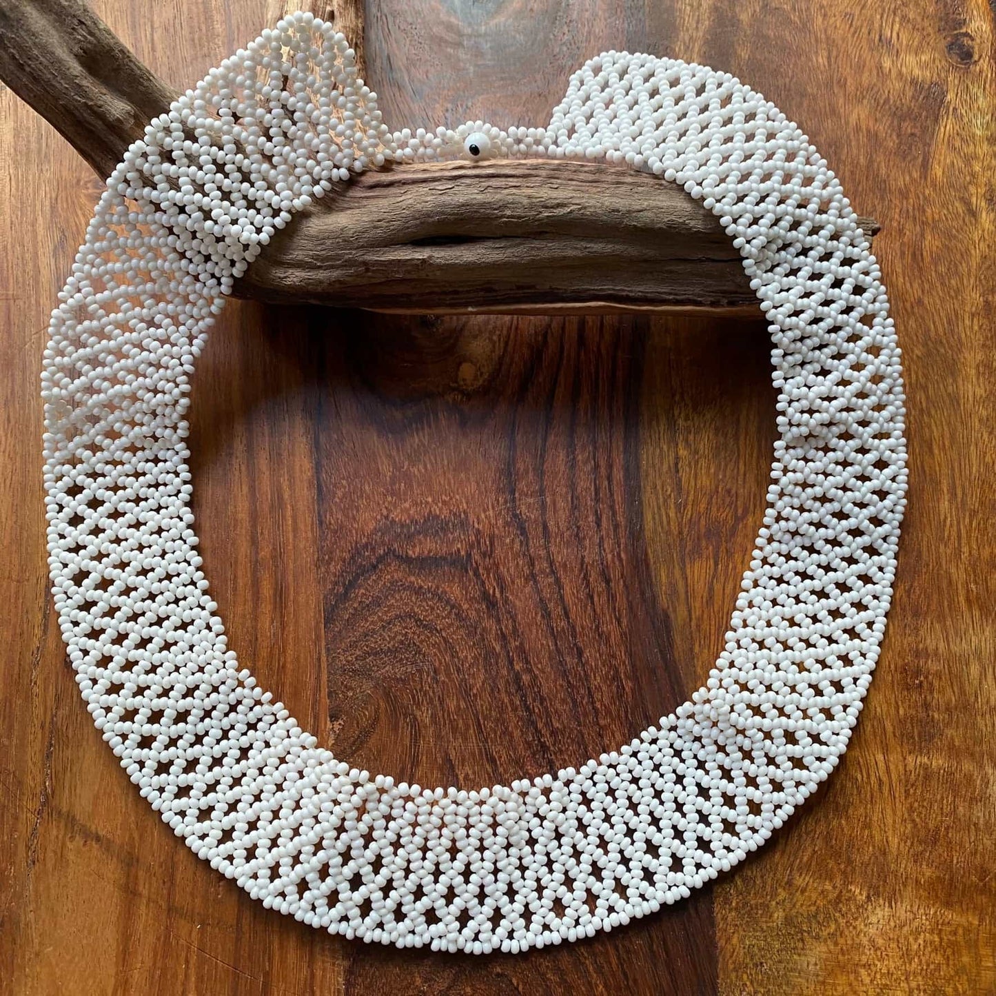 Collier en perles de verre (Miçanga) - blanc - Ethnie Mehinako Collier Ethnie Mehinako, localisée dans le Parc Indigène du Xingu dans l' état du Mato Grosso au Centre-Ouest du Brésil. 