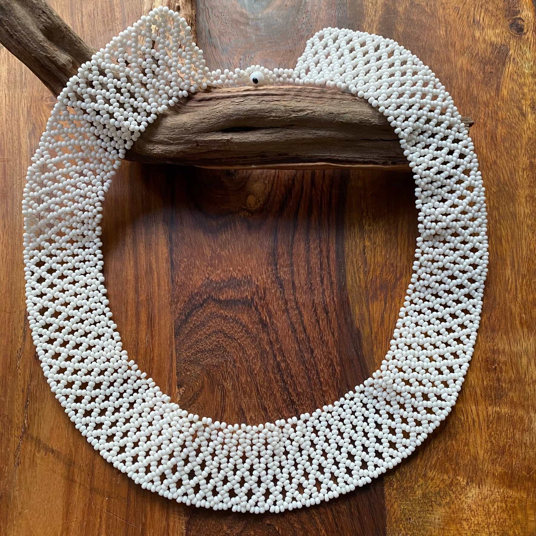 Collier en perles de verre (Miçanga) - blanc - Ethnie Mehinako Collier Ethnie Mehinako, localisée dans le Parc Indigène du Xingu dans l' état du Mato Grosso au Centre-Ouest du Brésil. 