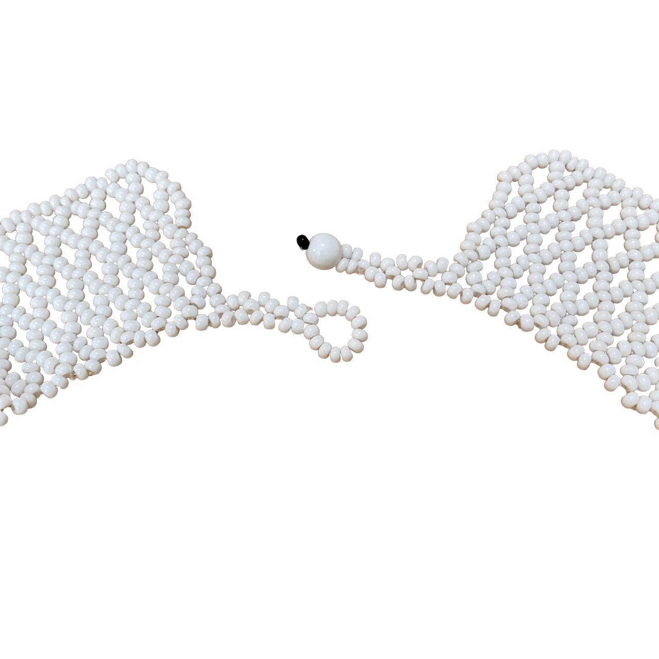 Collier en perles de verre (Miçanga) - blanc - Ethnie Mehinako Collier Ethnie Mehinako, localisée dans le Parc Indigène du Xingu dans l' état du Mato Grosso au Centre-Ouest du Brésil. 