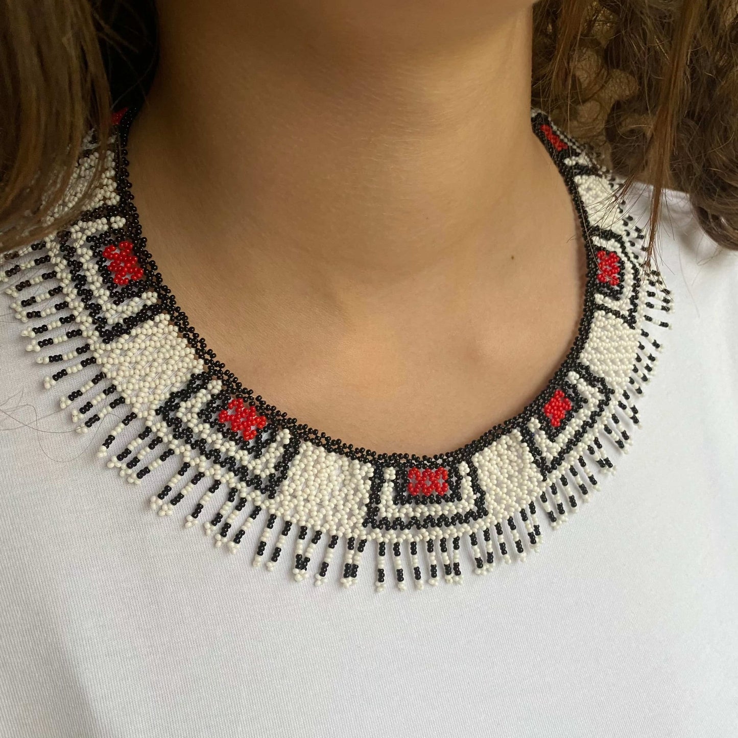 Collier en perles de verre (Miçanga) - blanc, rouge et noir - Ethnie Kayapo Collier Ethnie Kayapo, localisée dans l'état du Pará au nord du Brésil 