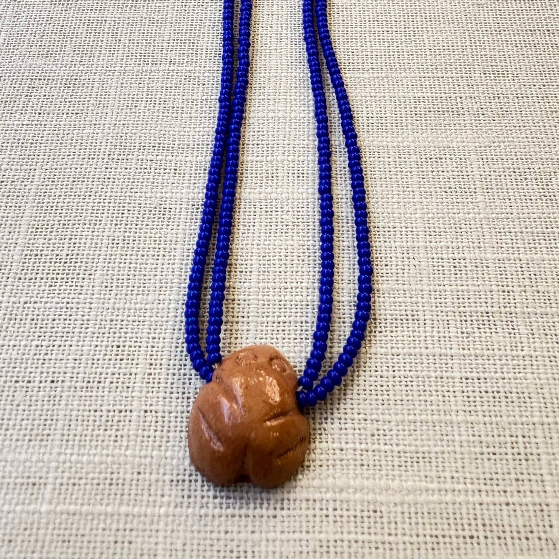 Collier en perles de verre (Miçanga) - bleu et pendentif Muiraquitã - Ethnie Borari Collier Ethnie Borari, localisée dans l'état du Pará dans le Nord du Brésil. 