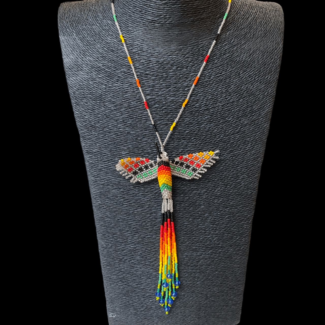 Collier en perles de verre (Miçanga) - Colibri - argenté et multicolore - Ethnie Mehinako Collier Ethnie Mehinako, localisée dans le Parc Indigène du Xingu dans l' état du Mato Grosso au Centre-Ouest du Brésil. 